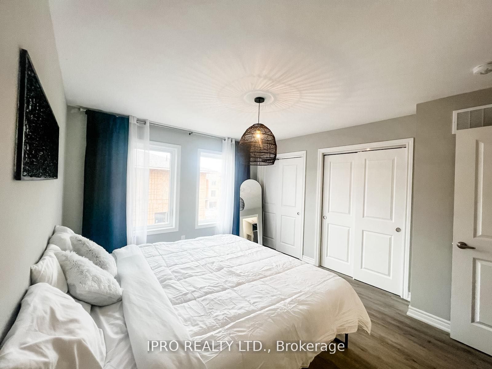 33 Dawson Dr, #4