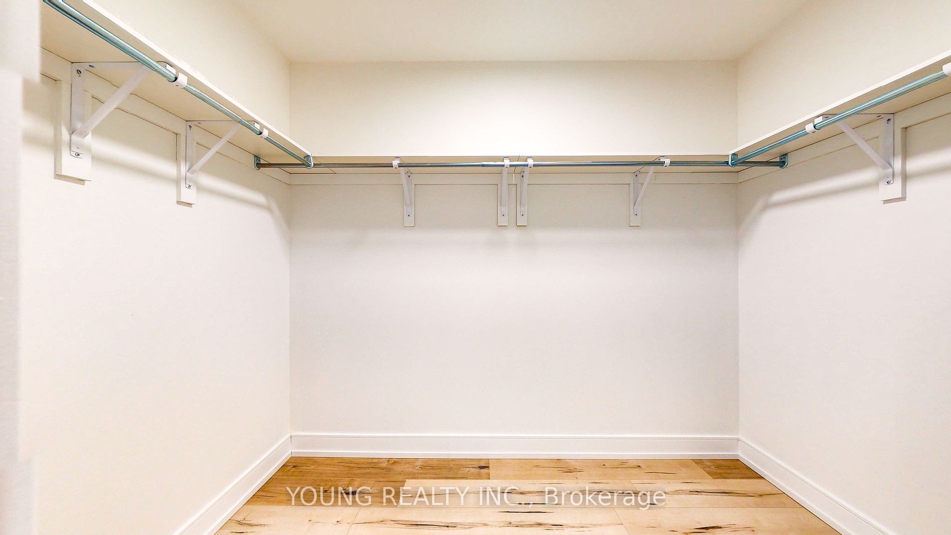 185 Dunlop Street E #813