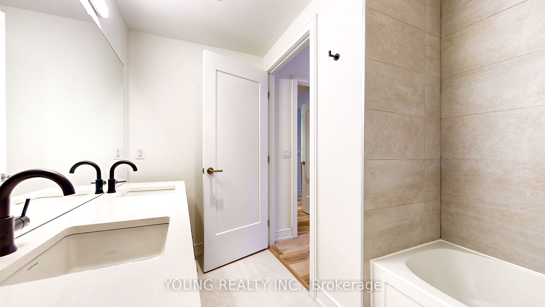 185 Dunlop Street E #813