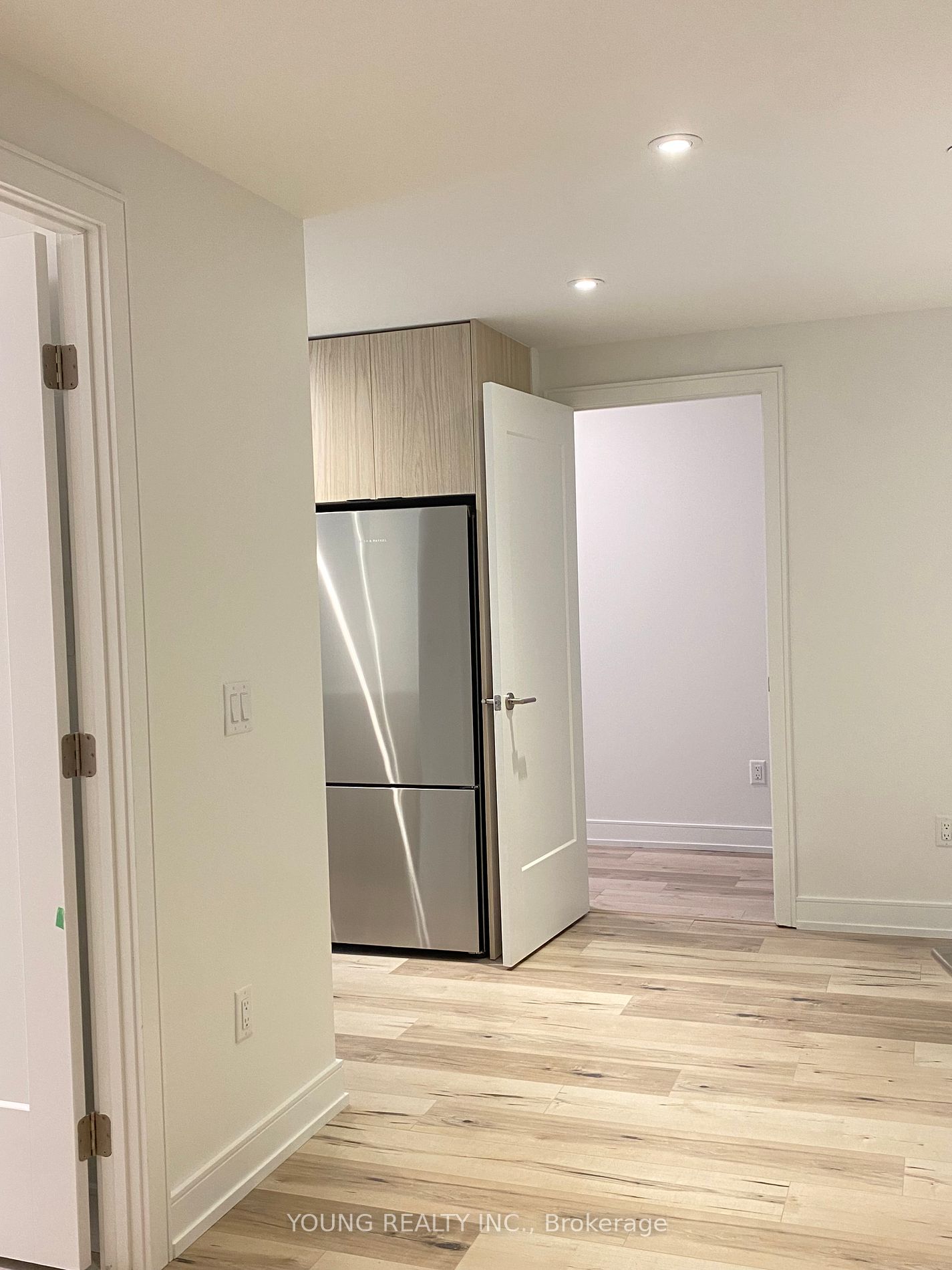 185 Dunlop Street E #813