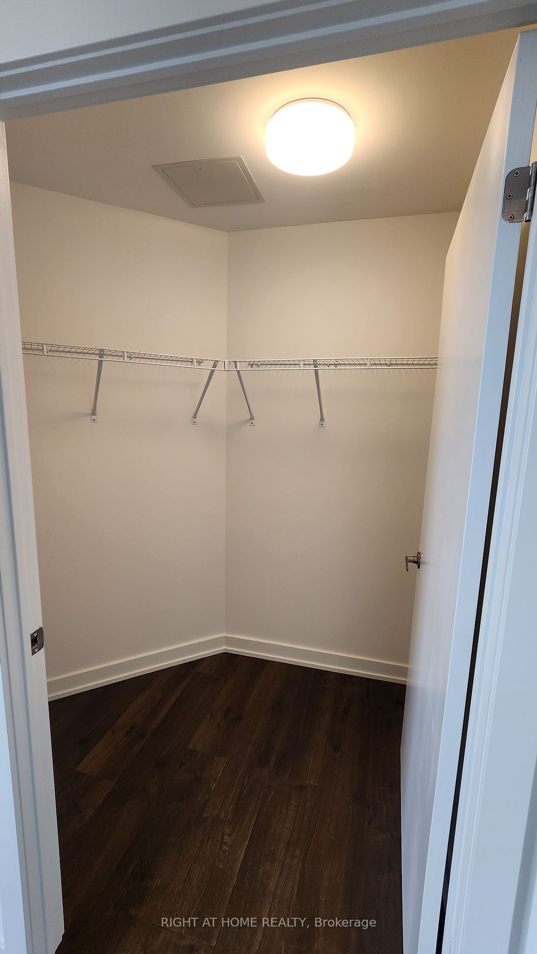 56 Lakeside Terrace, #907