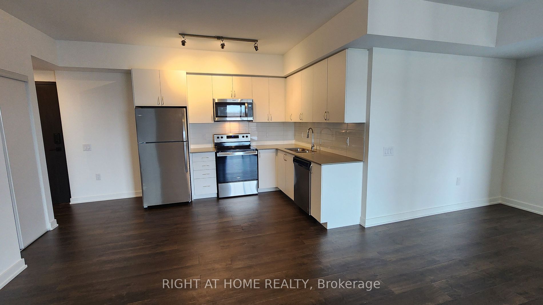 56 Lakeside Terrace, #907