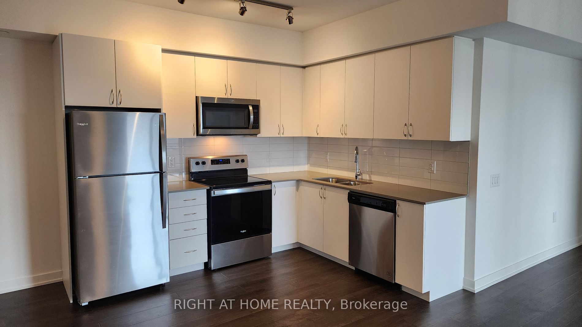 56 Lakeside Terrace, #907