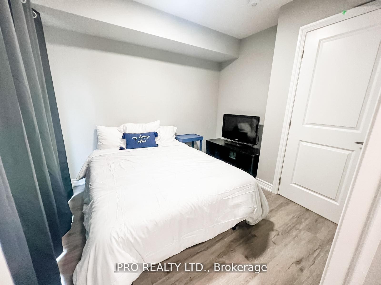 33 Dawson Dr, #4