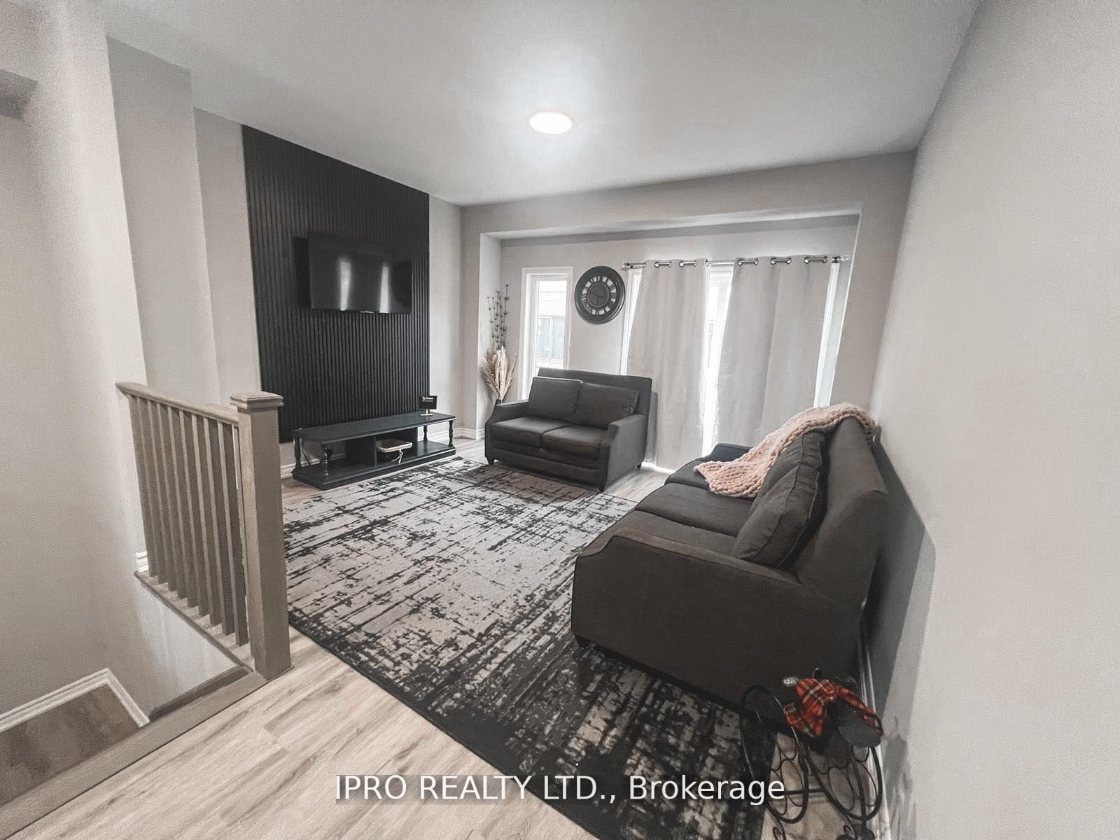 33 Dawson Dr, #4