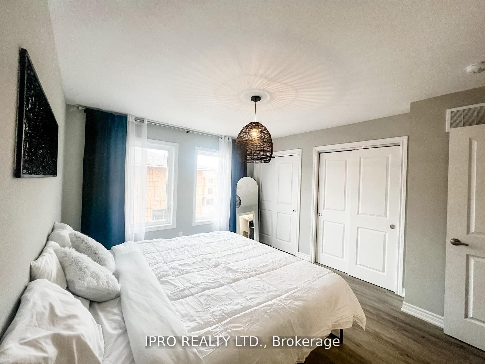 33 Dawson Dr, #4
