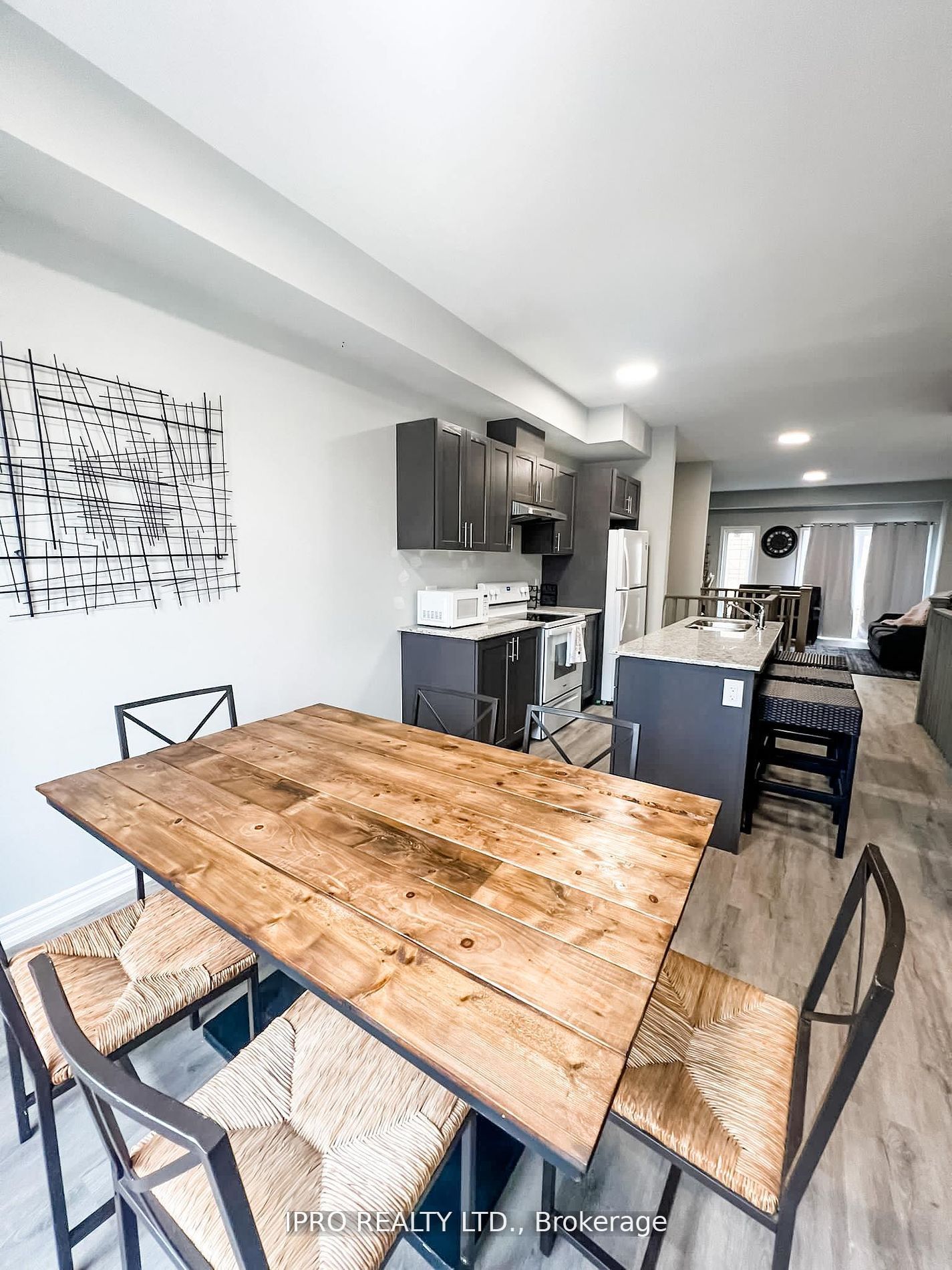33 Dawson Dr, #4