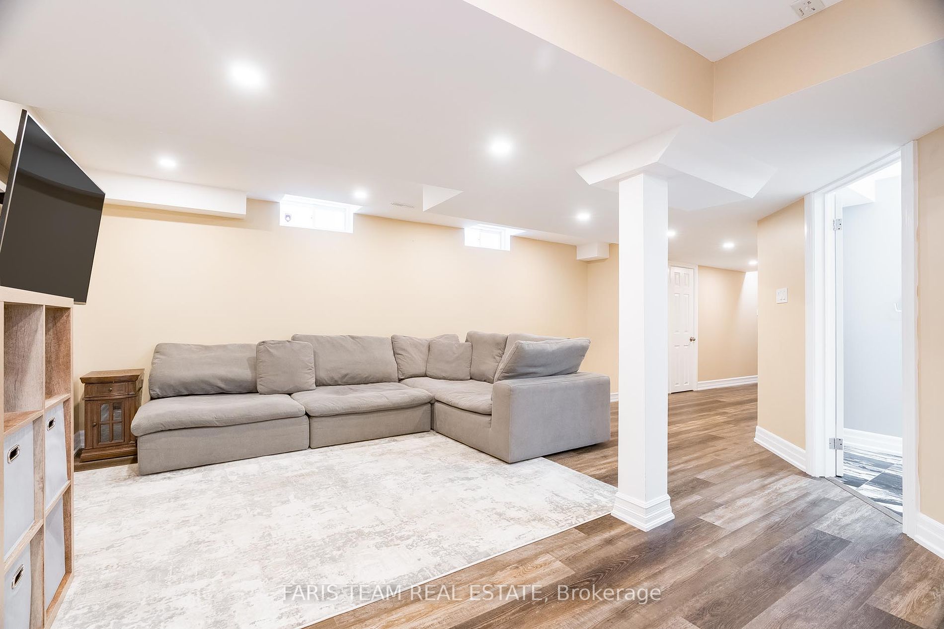 28 Versailles Cres