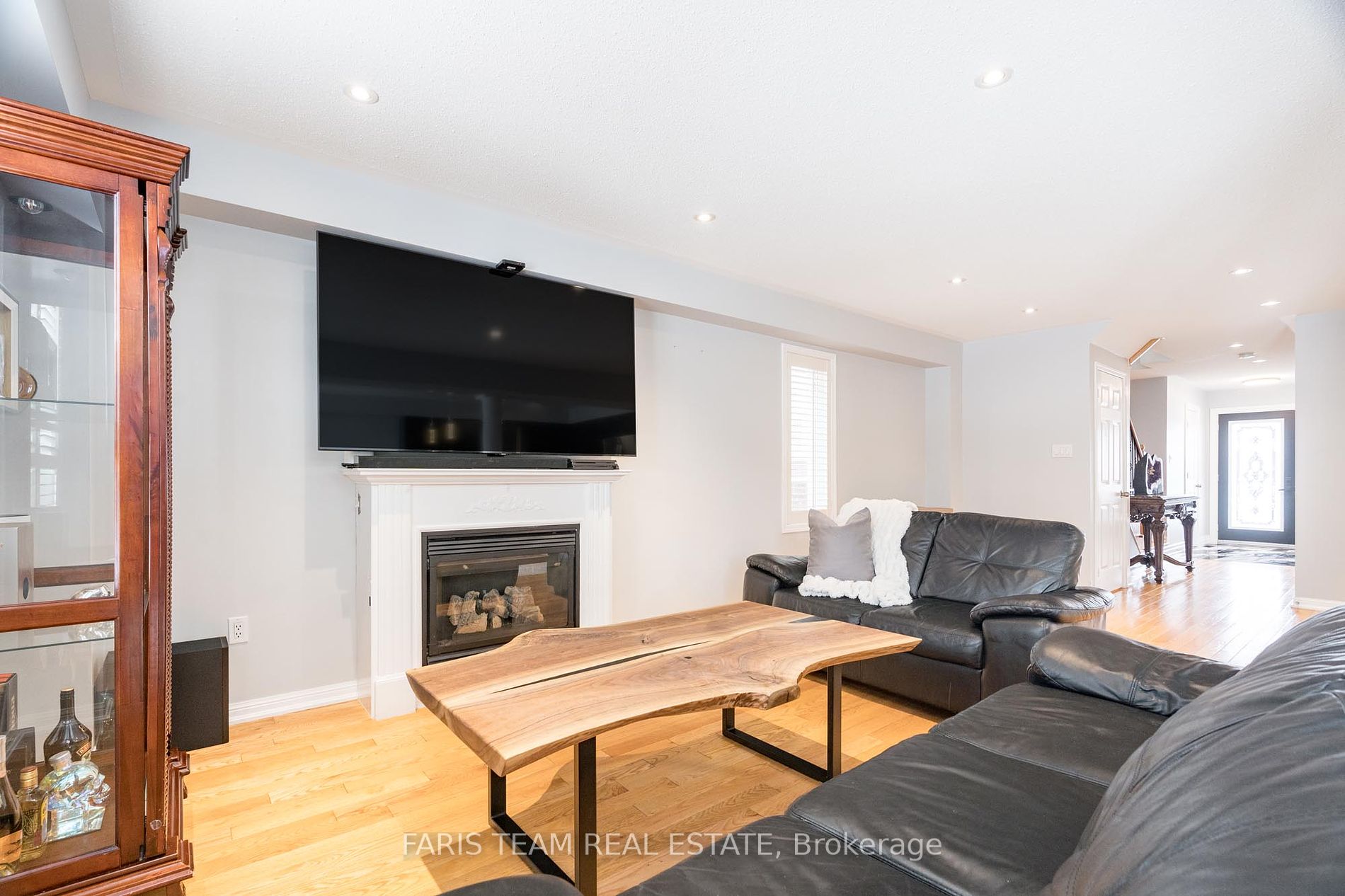 28 Versailles Cres
