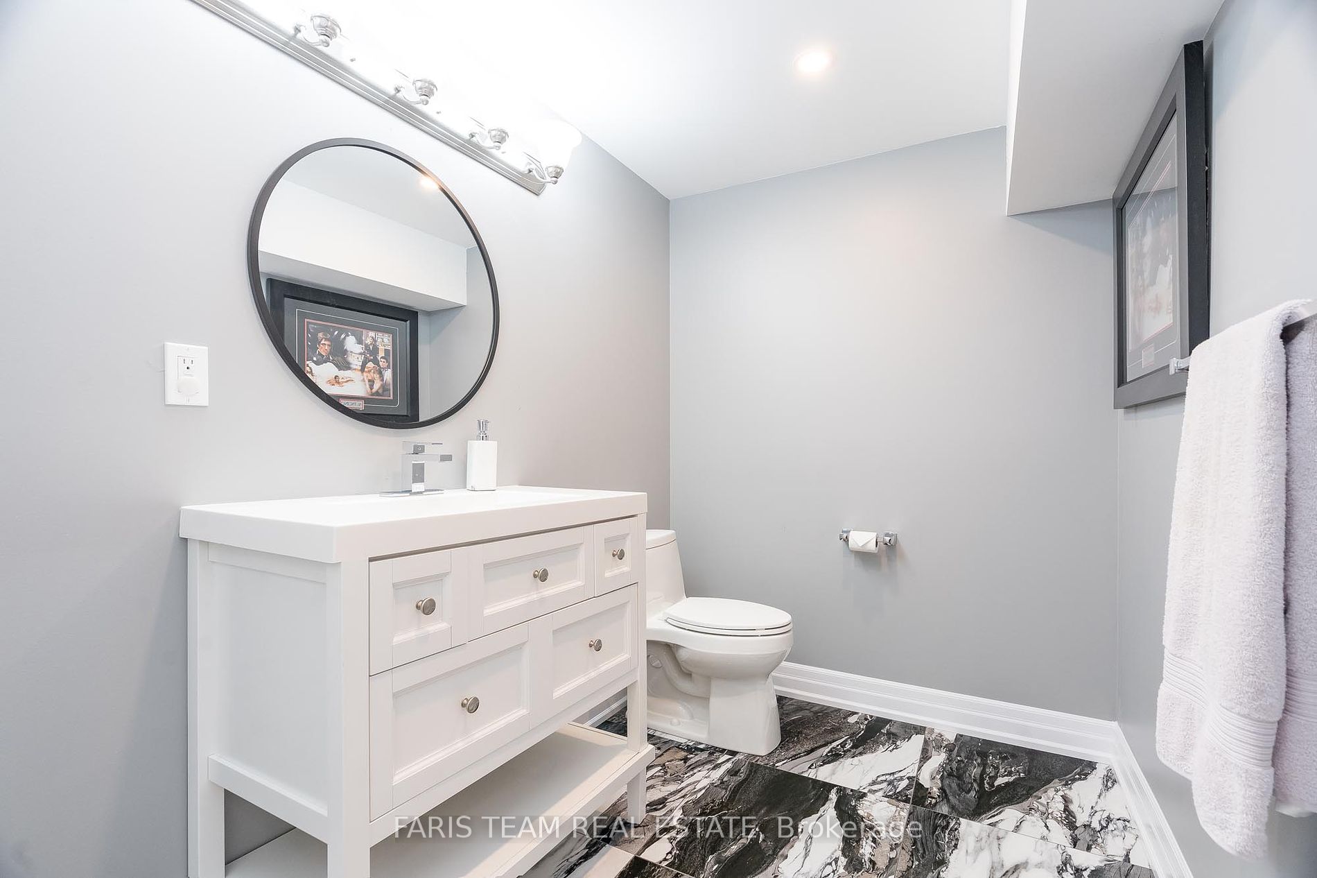 28 Versailles Cres