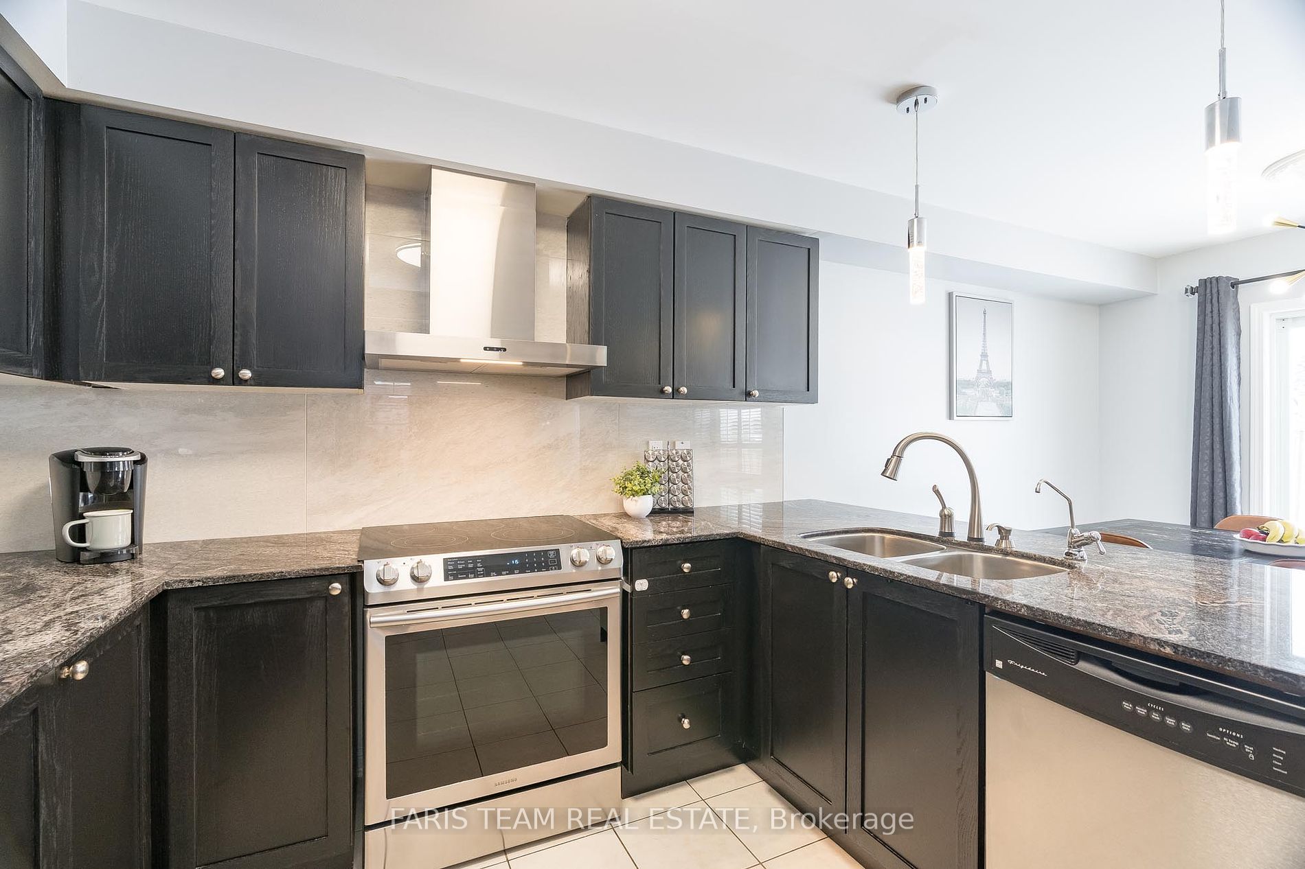 28 Versailles Cres