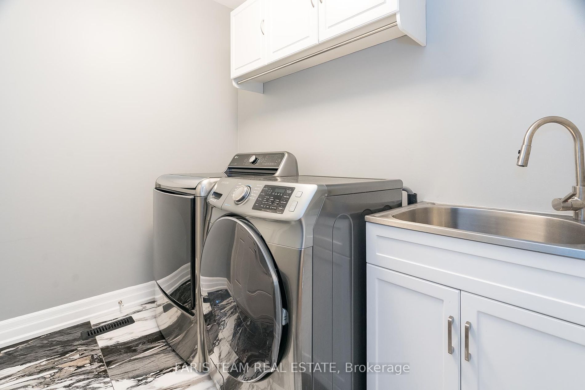 28 Versailles Cres