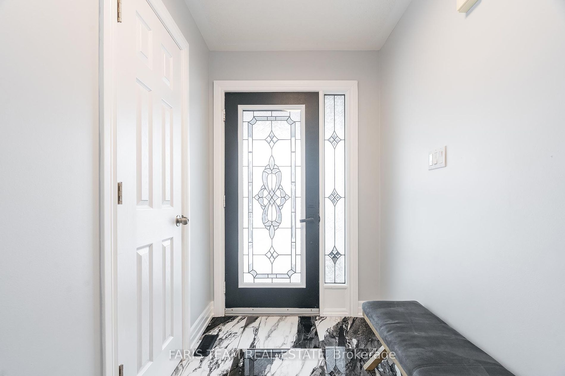 28 Versailles Cres