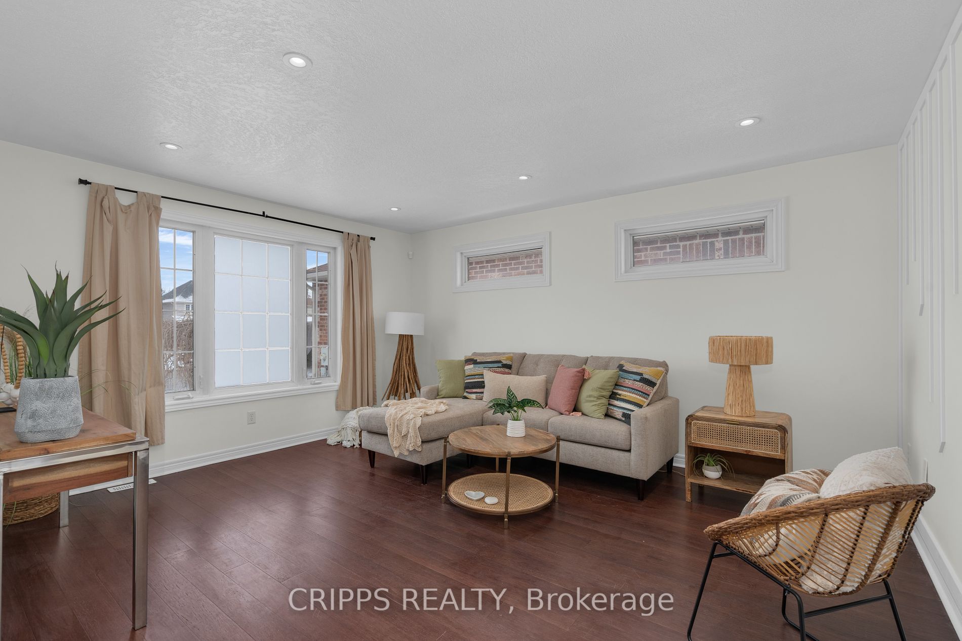 369 Georgian Dr