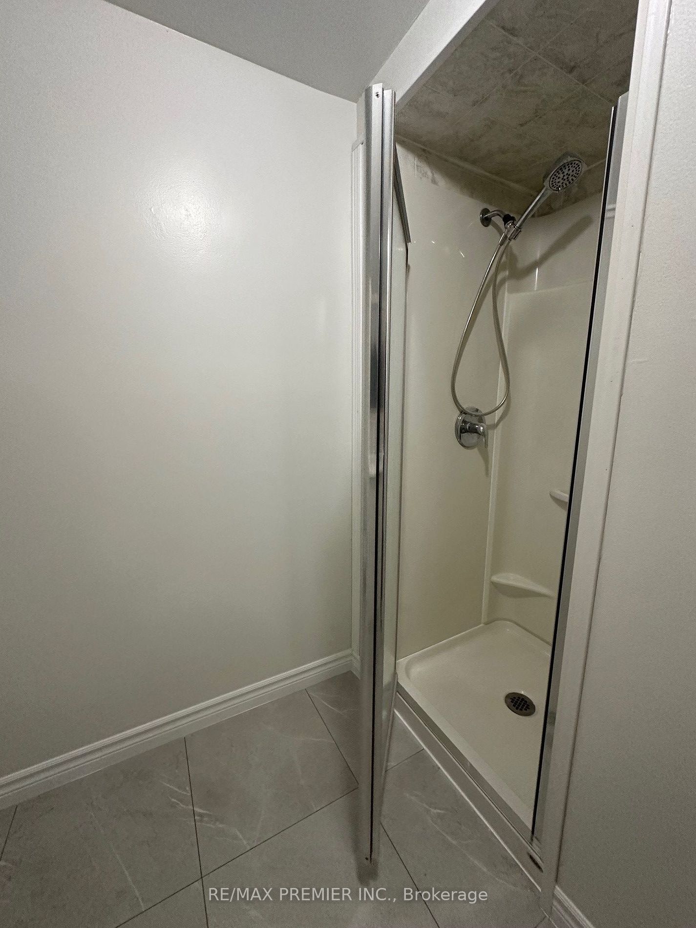 12 Scott Crescent, #Lower