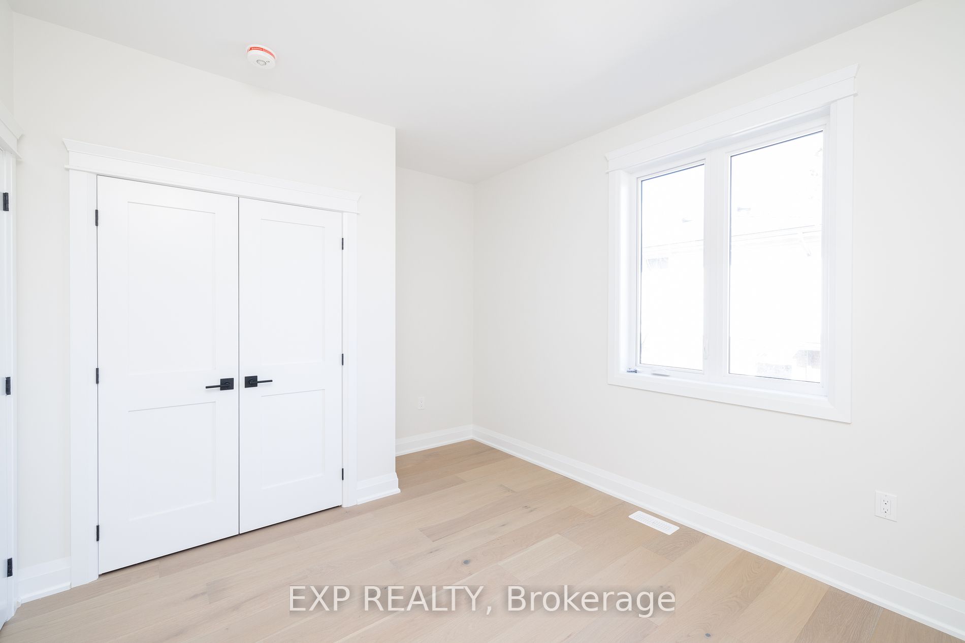 8 Alexander St