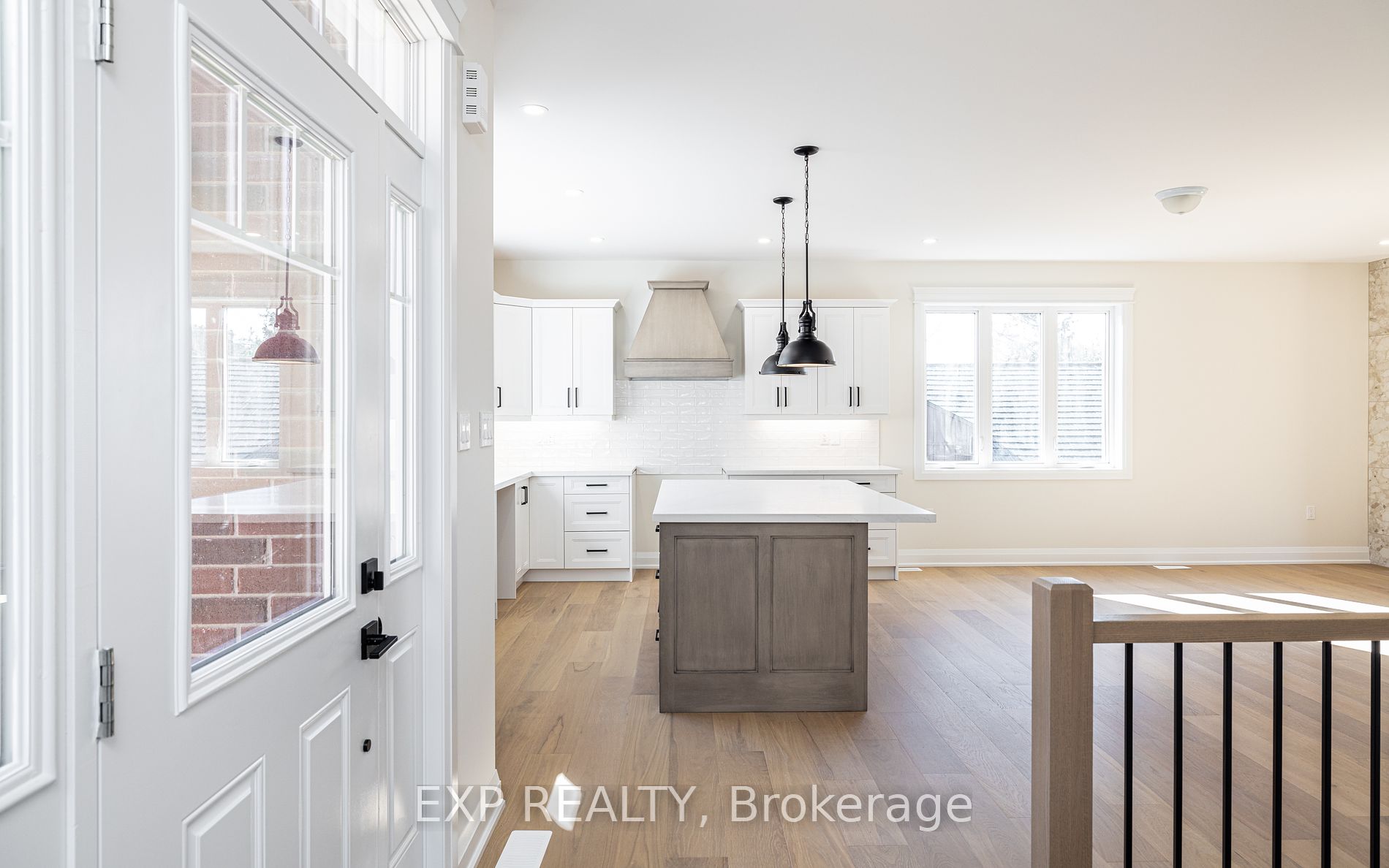 8 Alexander St