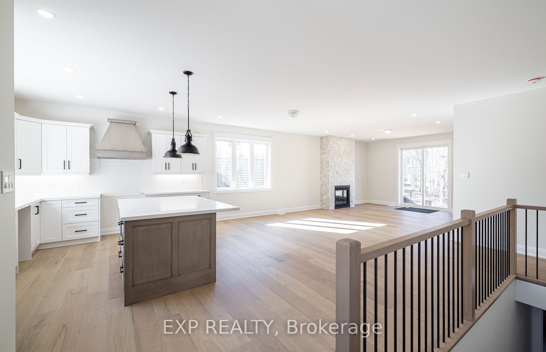 8 Alexander St