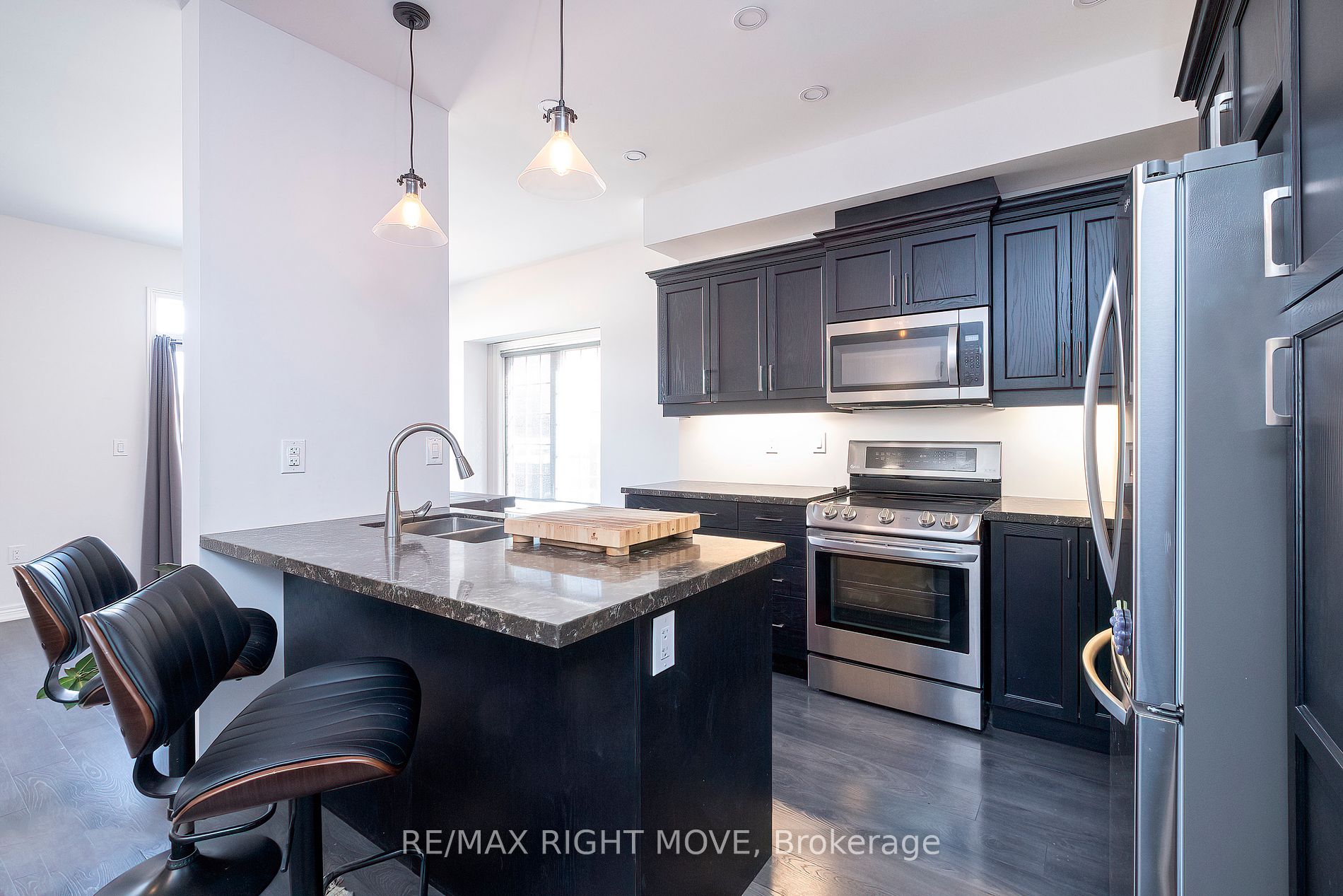 248 James St E