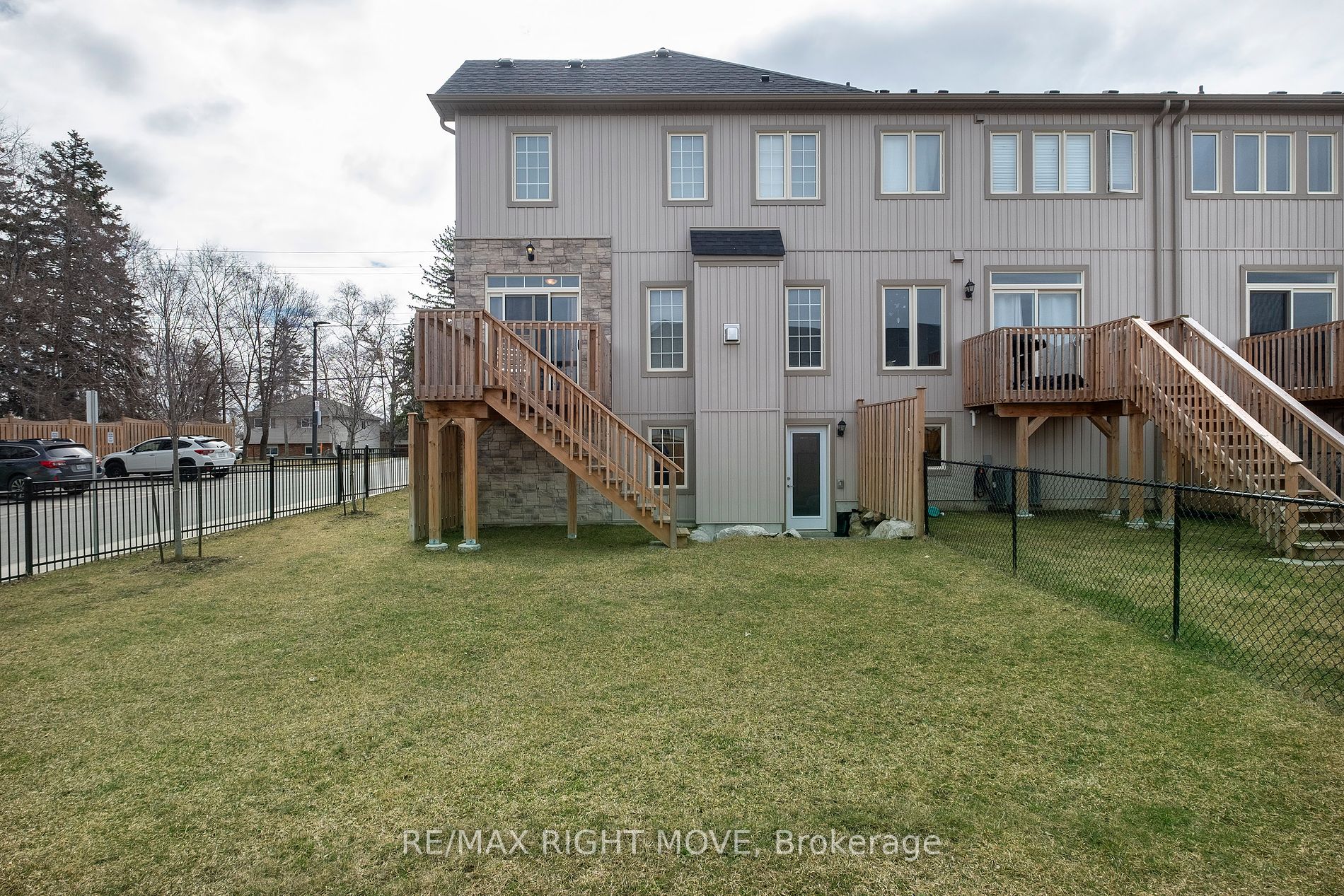 248 James St E