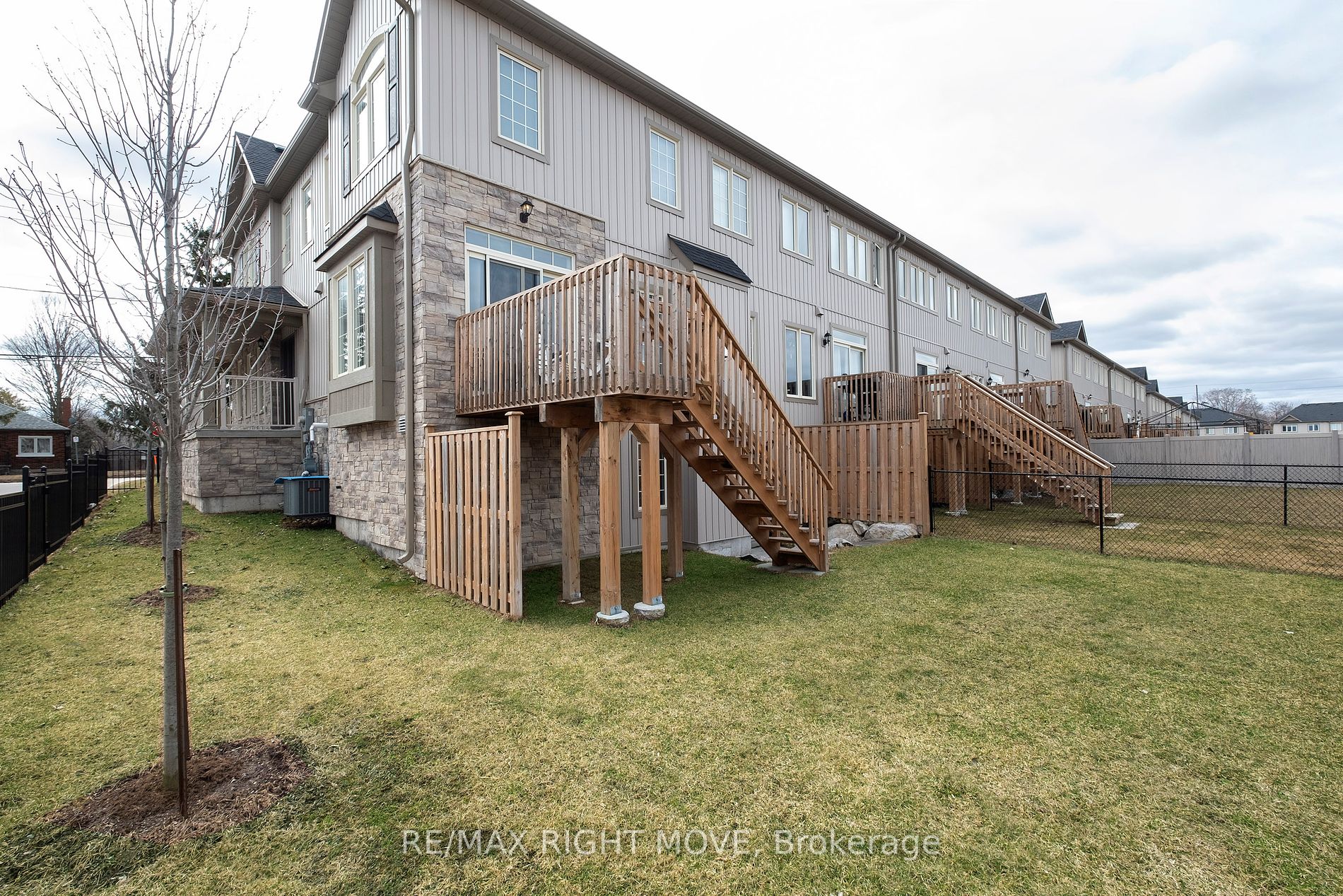 248 James St E