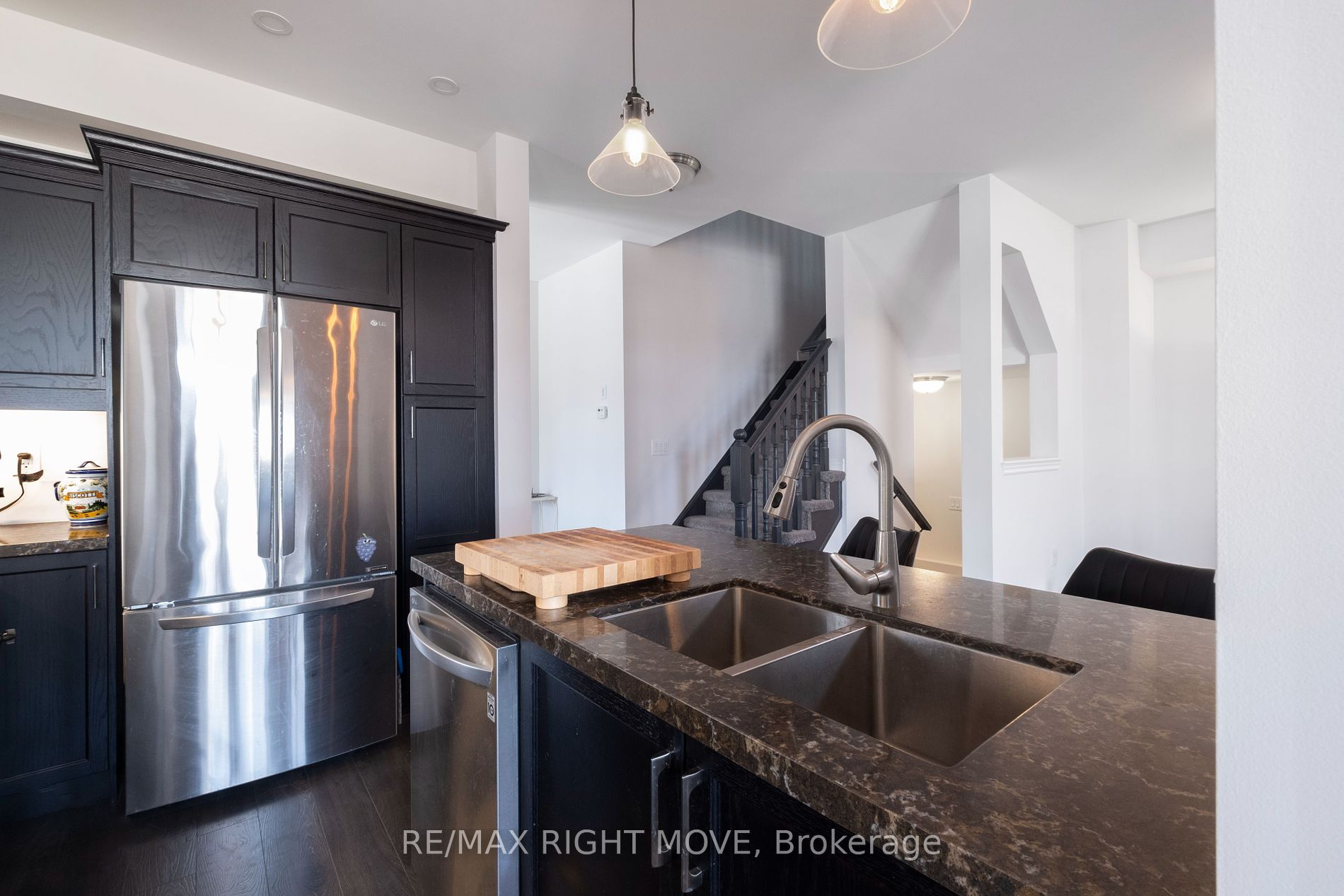 248 James St E