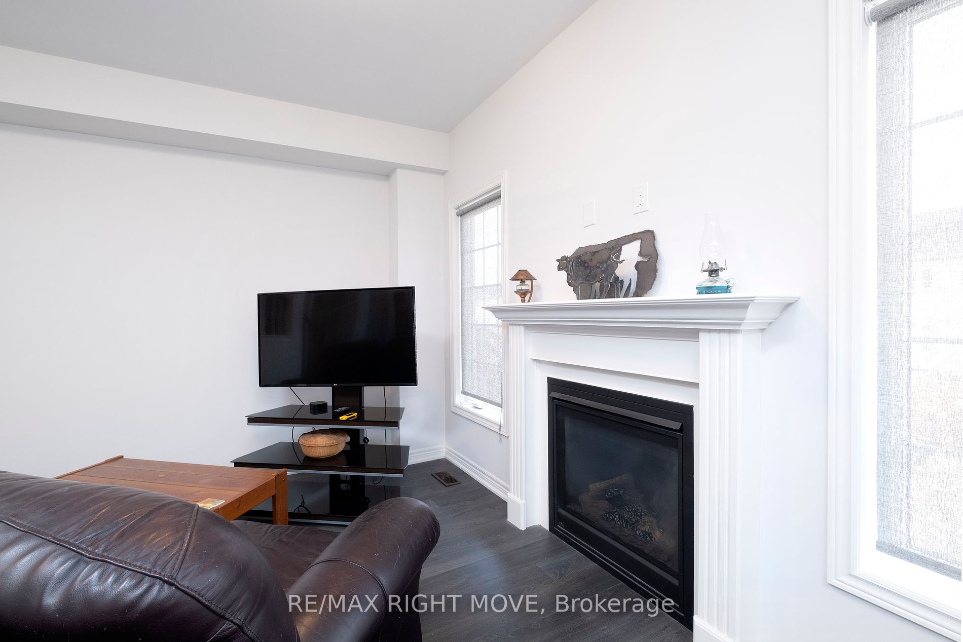 248 James St E