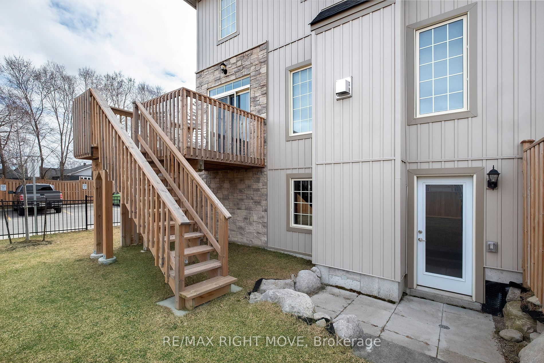 248 James St E