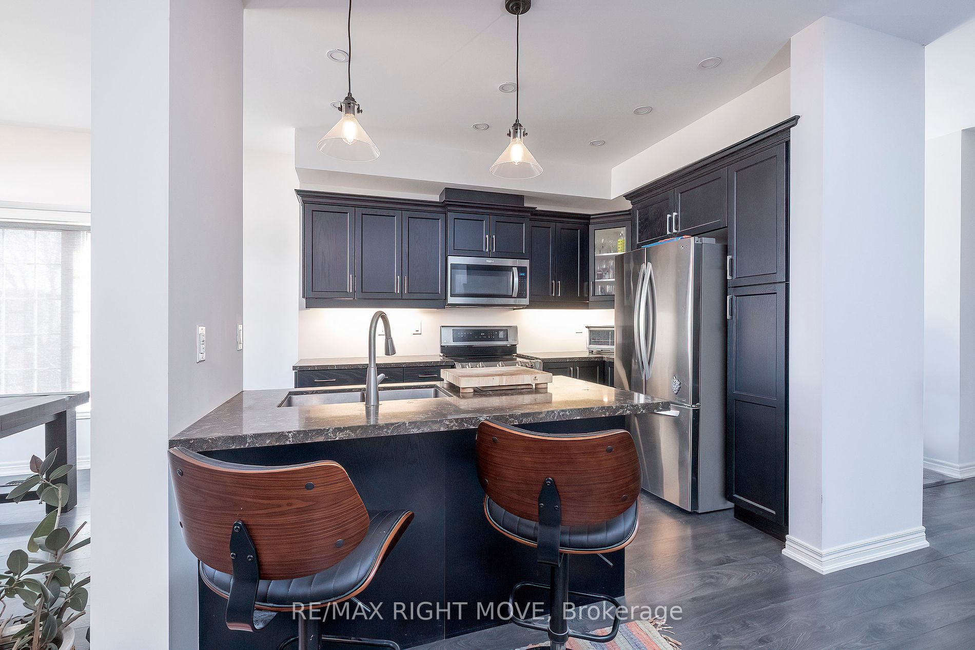 248 James St E