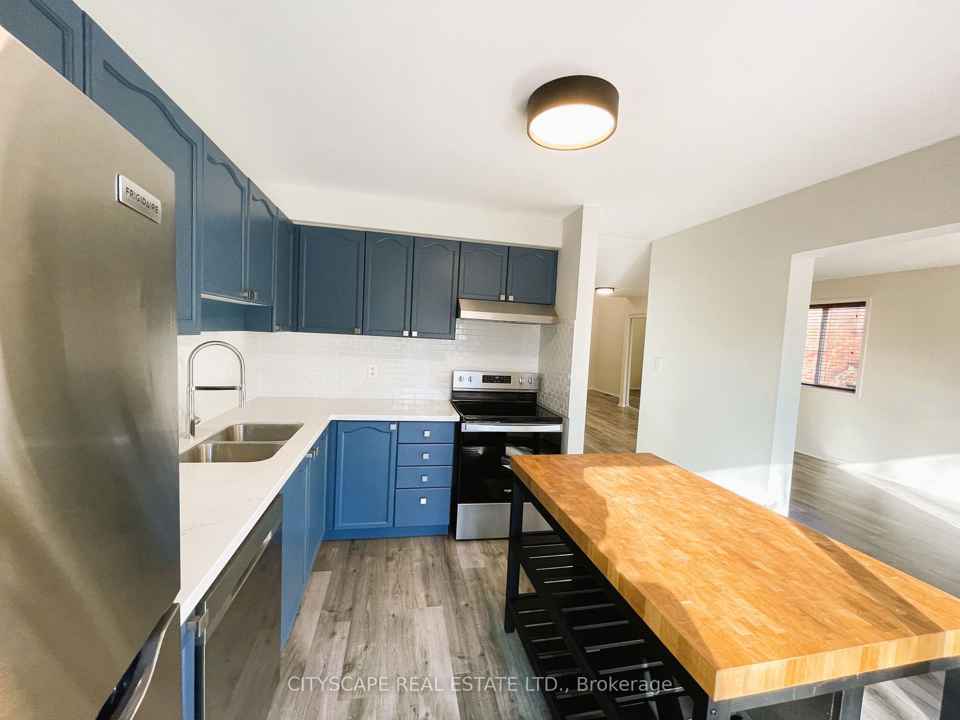 96 Sandringham Dr