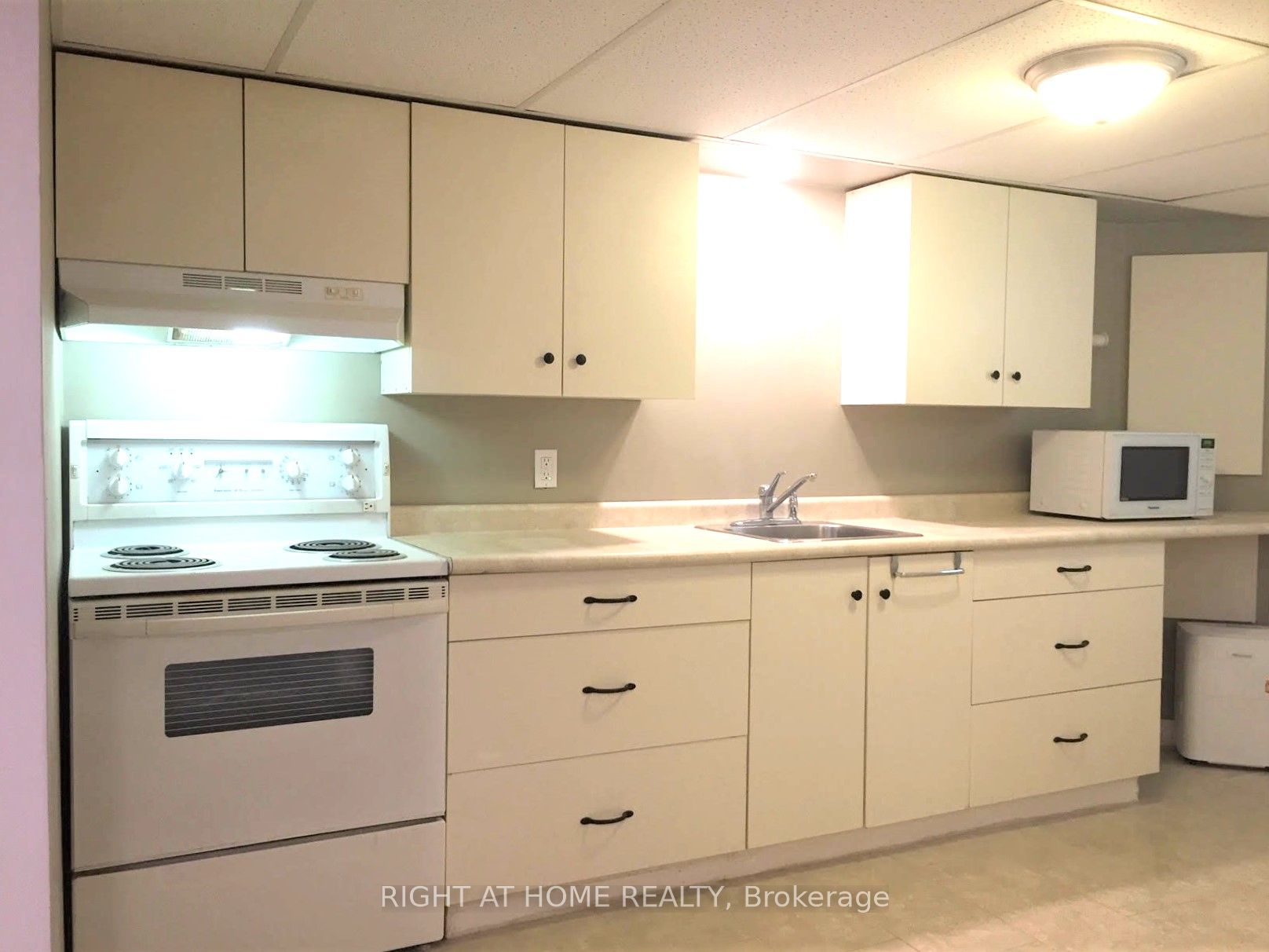 390 Bayview Pkwy, #Lower