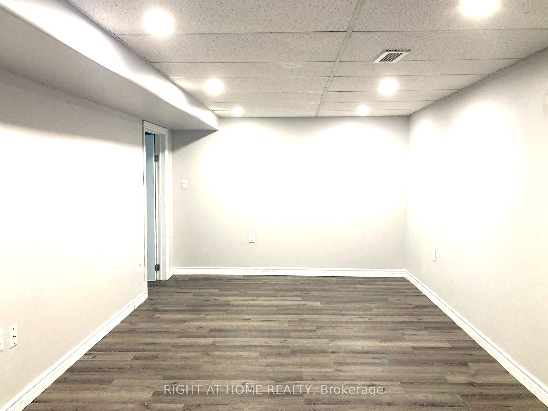 390 Bayview Pkwy, #Lower