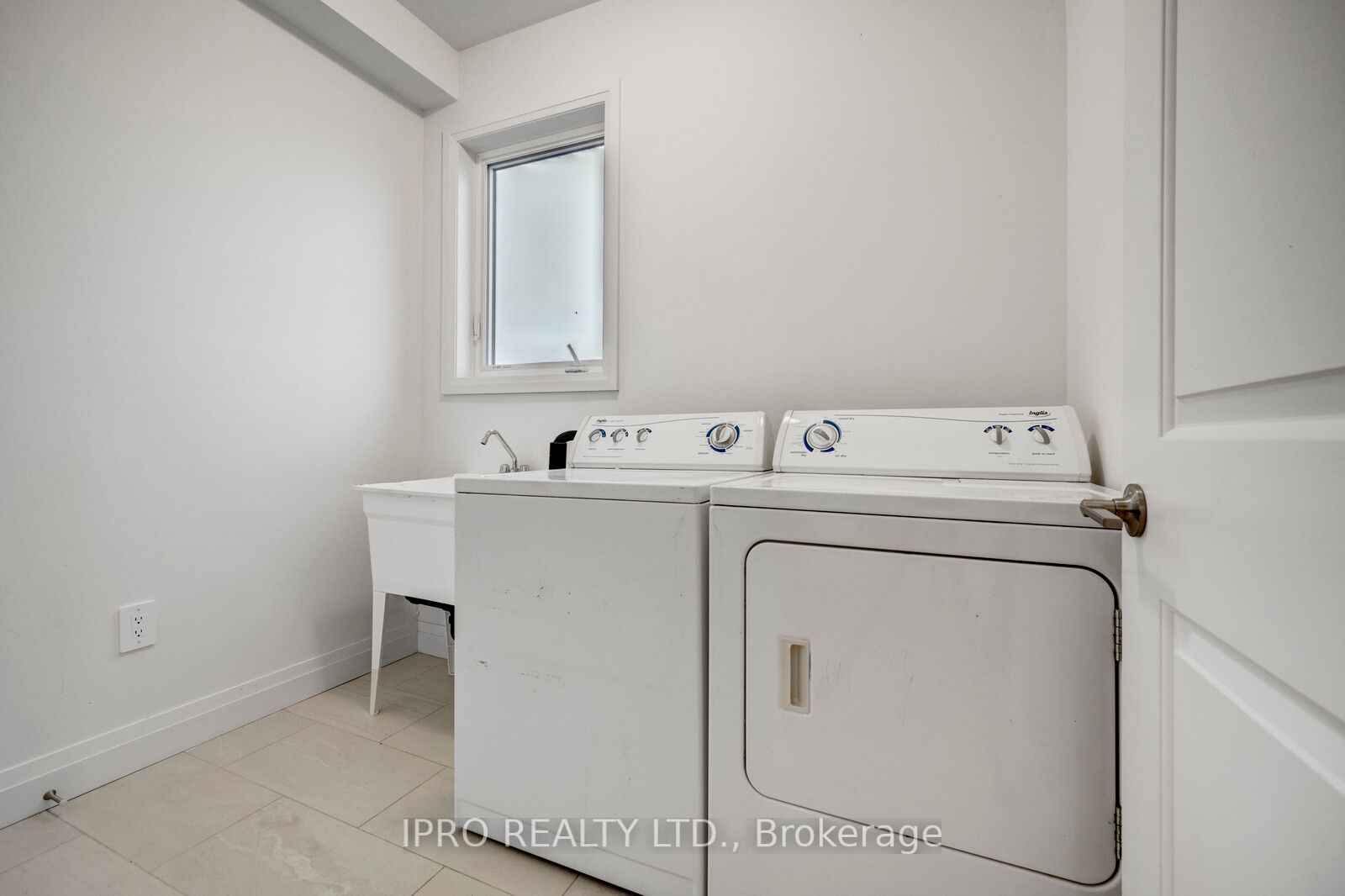 76 Ritchie Cres