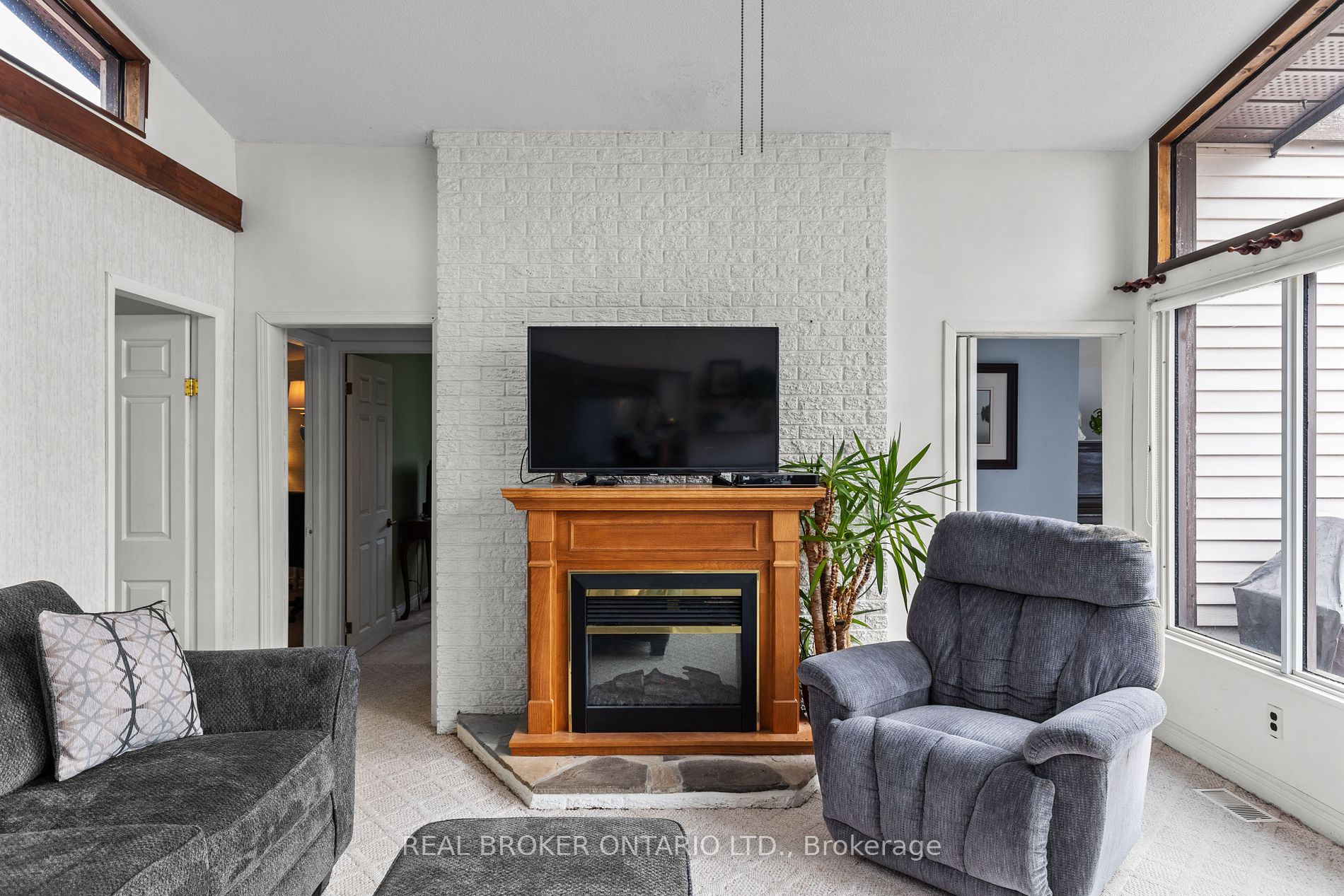 2817 Lakeside Dr