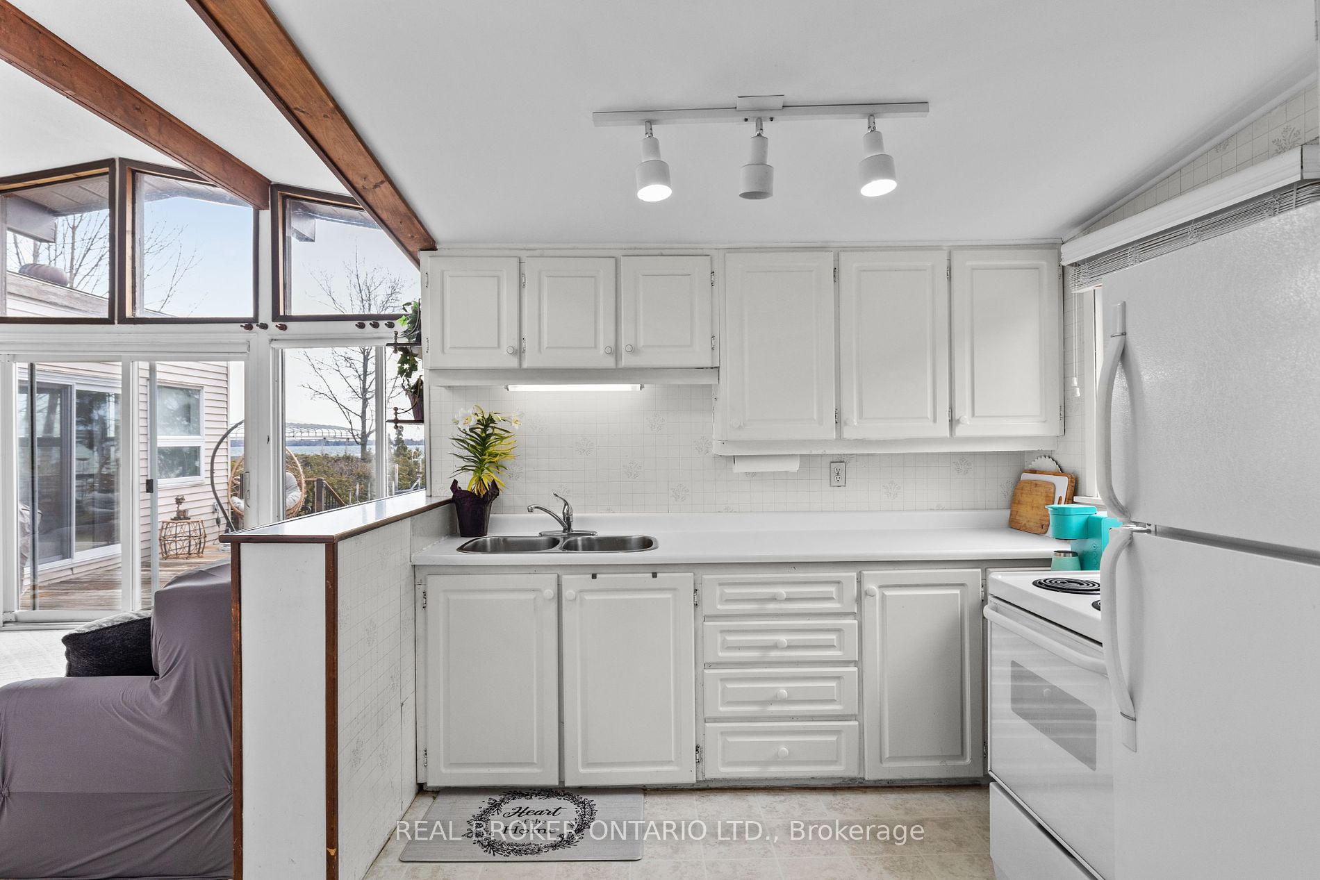 2817 Lakeside Dr