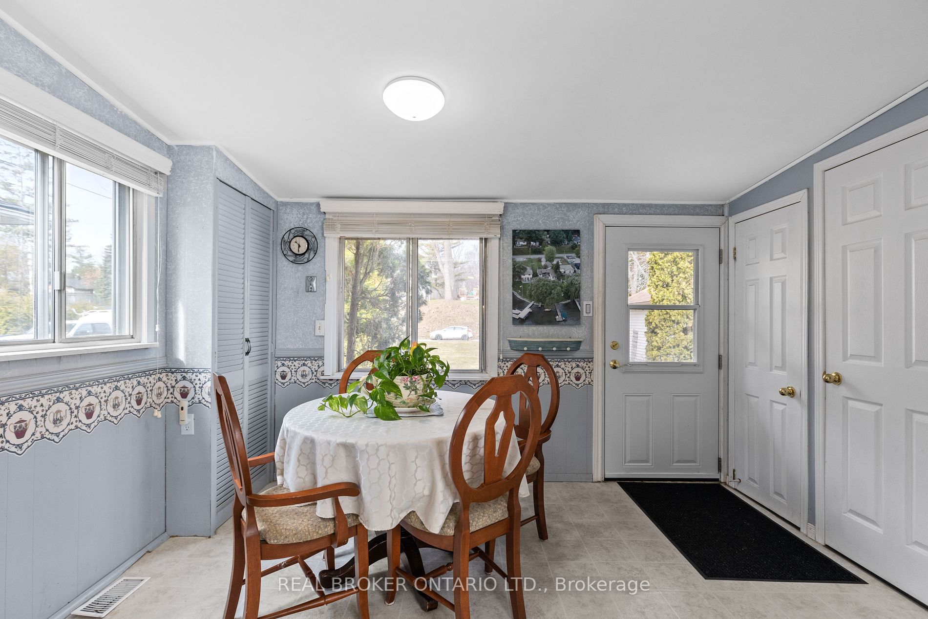 2817 Lakeside Dr