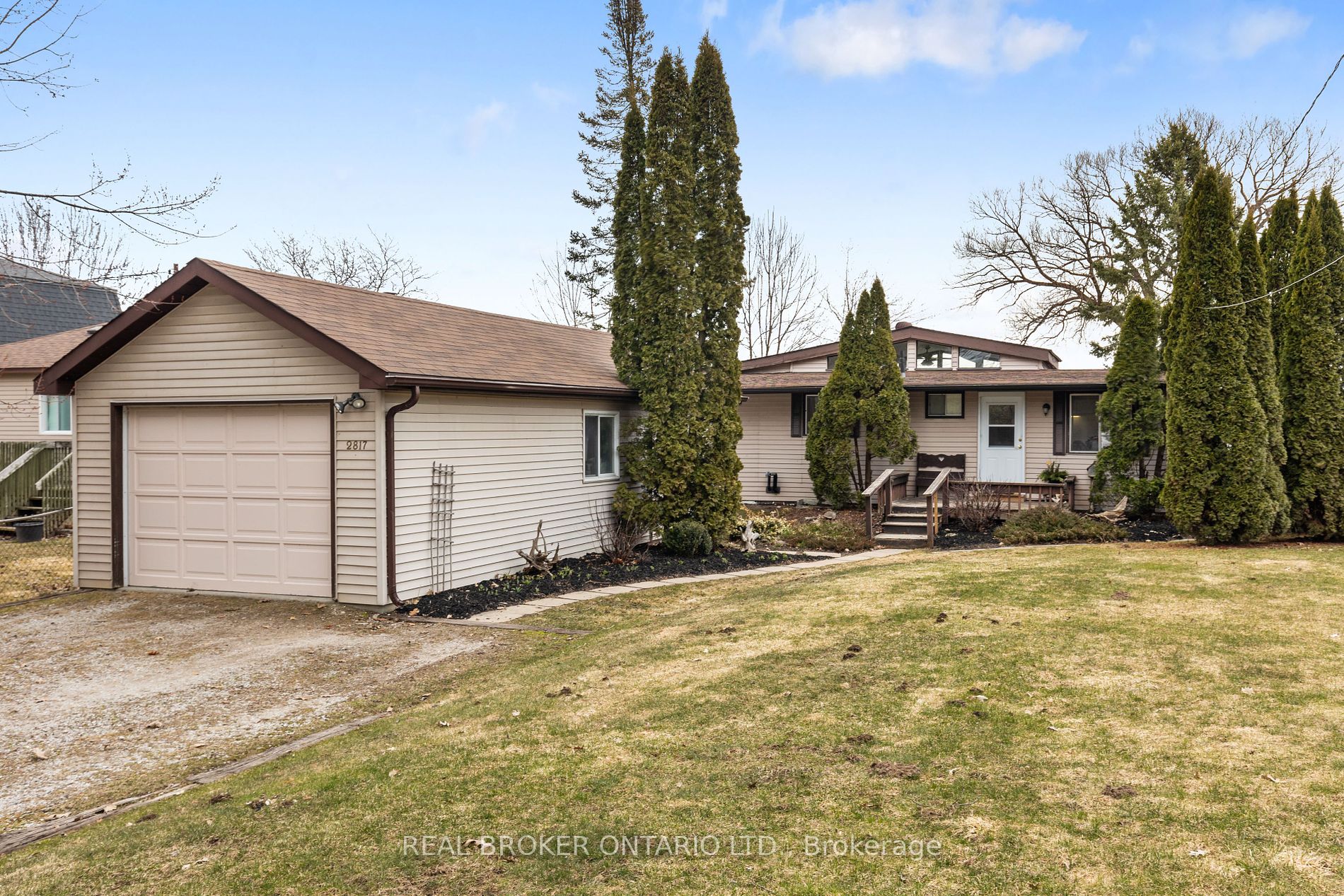 2817 Lakeside Dr