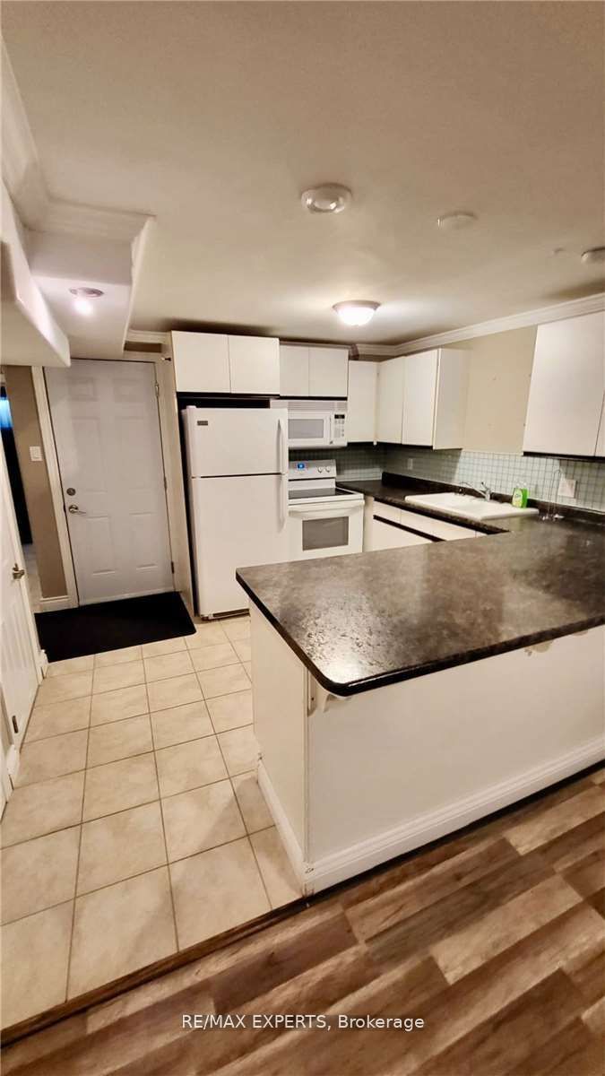 95 Daphne Cres, #Lower