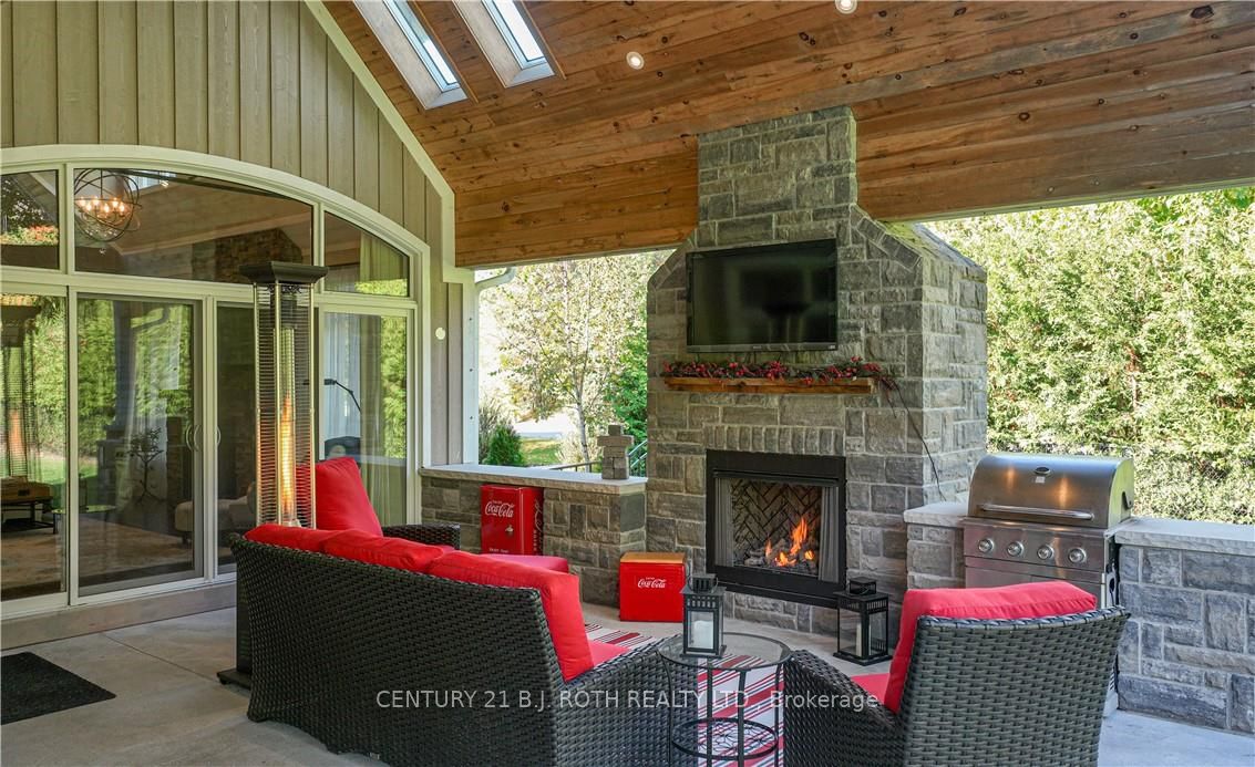 2 RIDGEWOOD Court