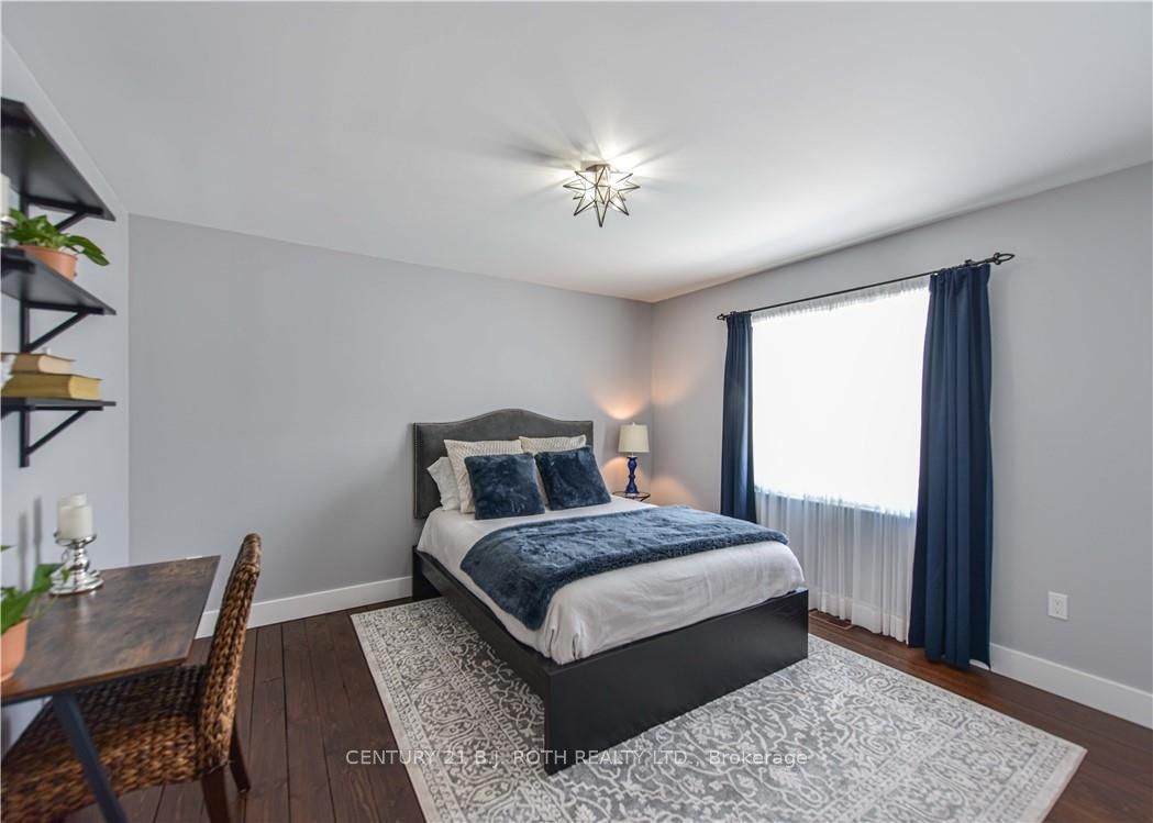 2 RIDGEWOOD Court