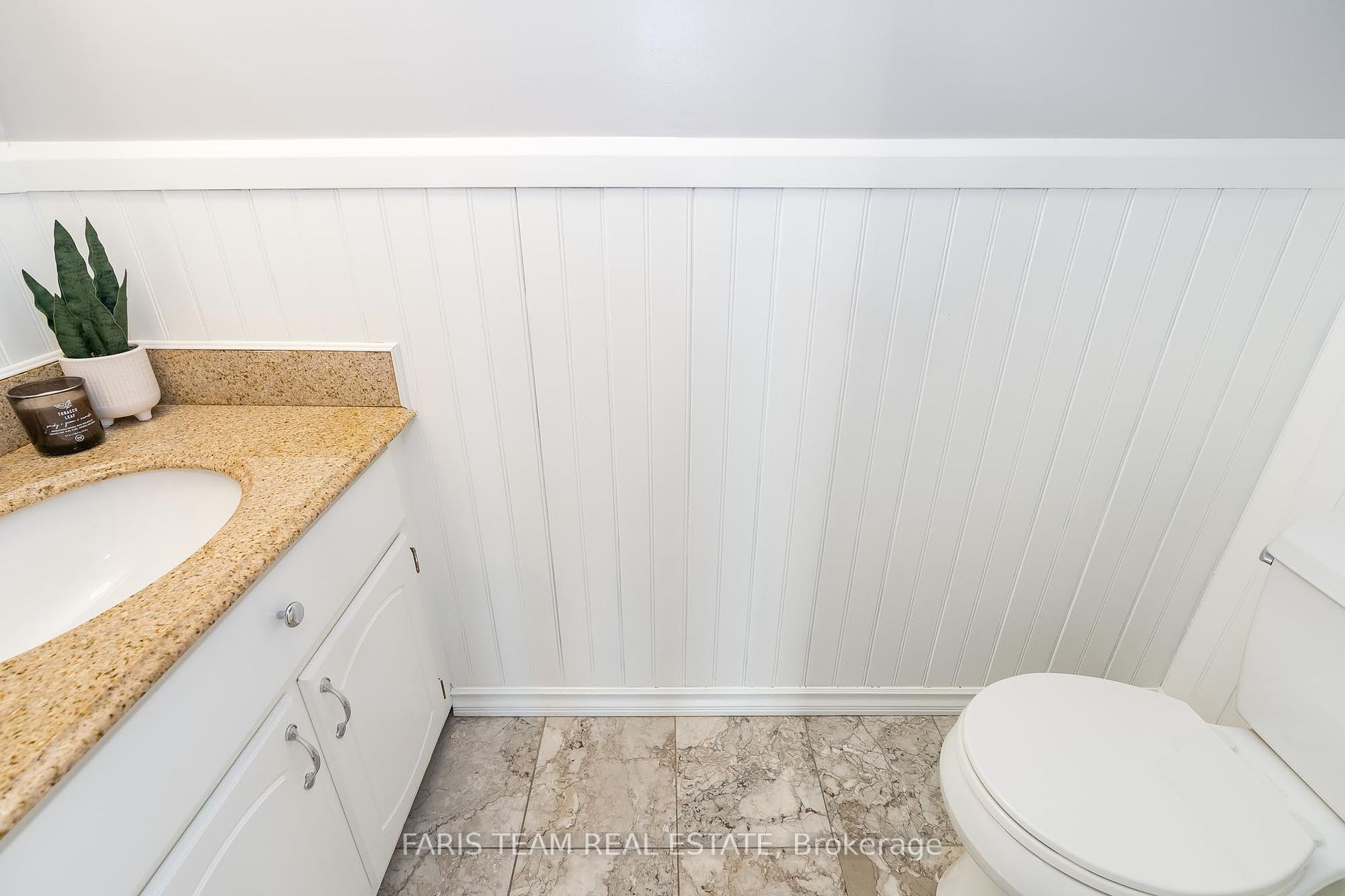 562 Simcoe St