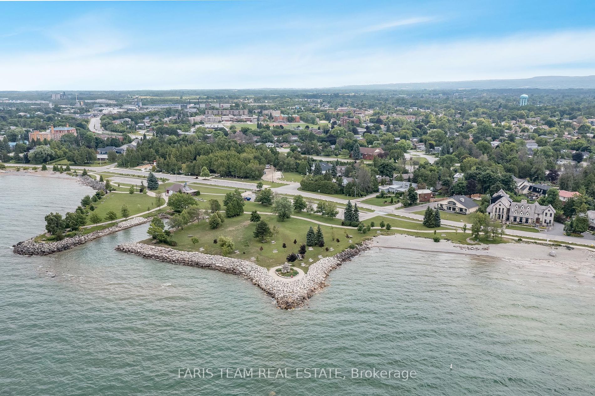 562 Simcoe St
