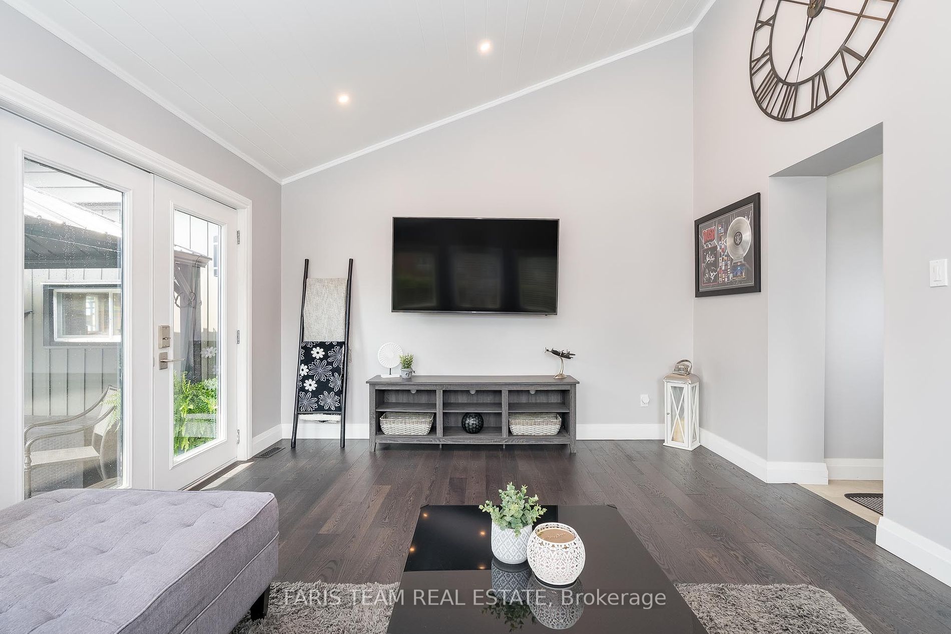 562 Simcoe St