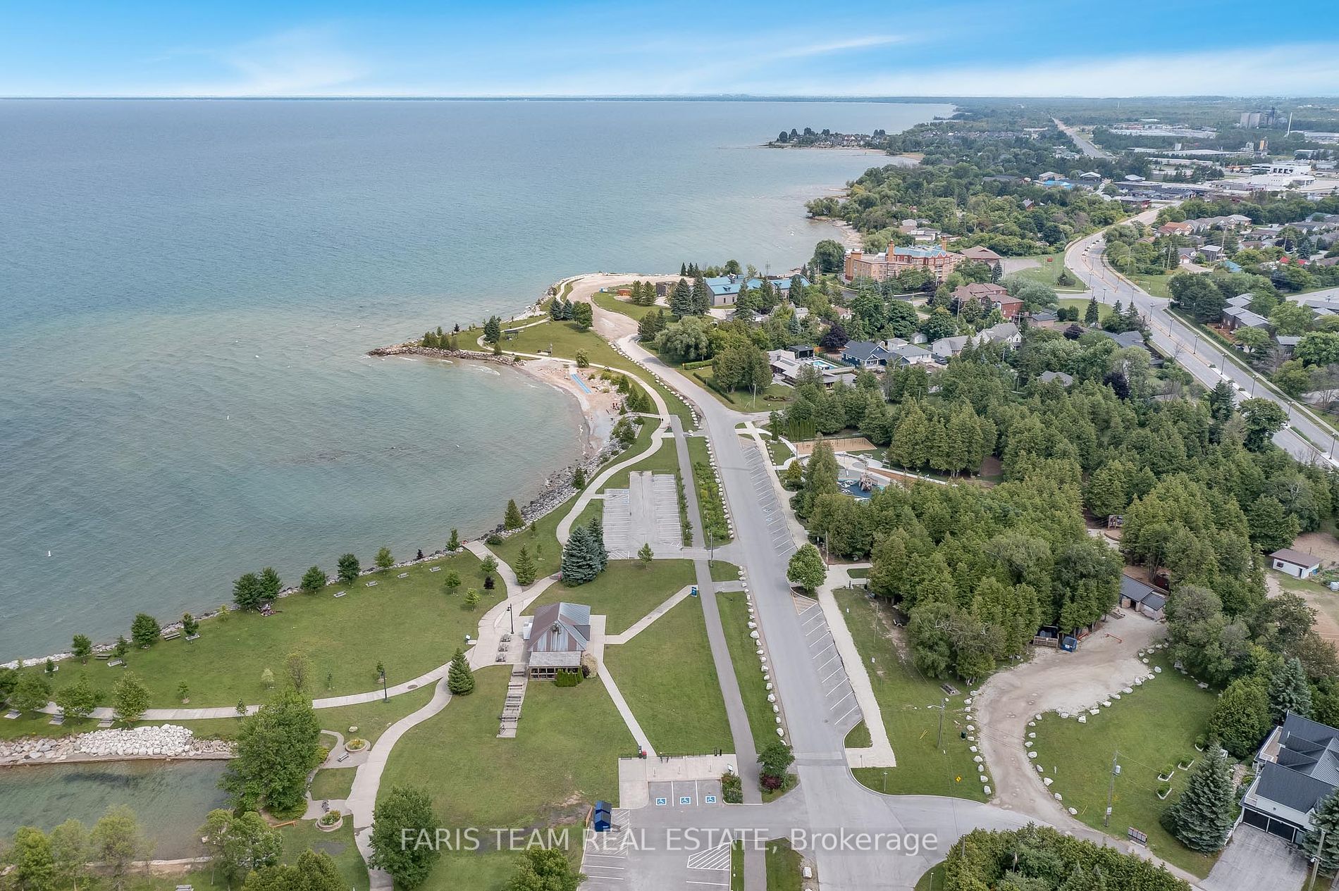 562 Simcoe St