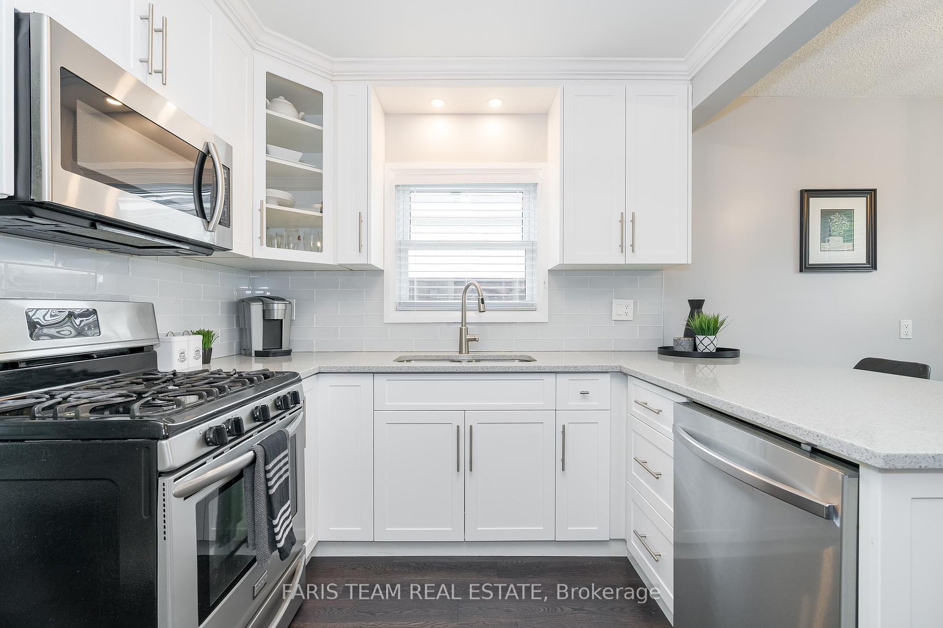 562 Simcoe St