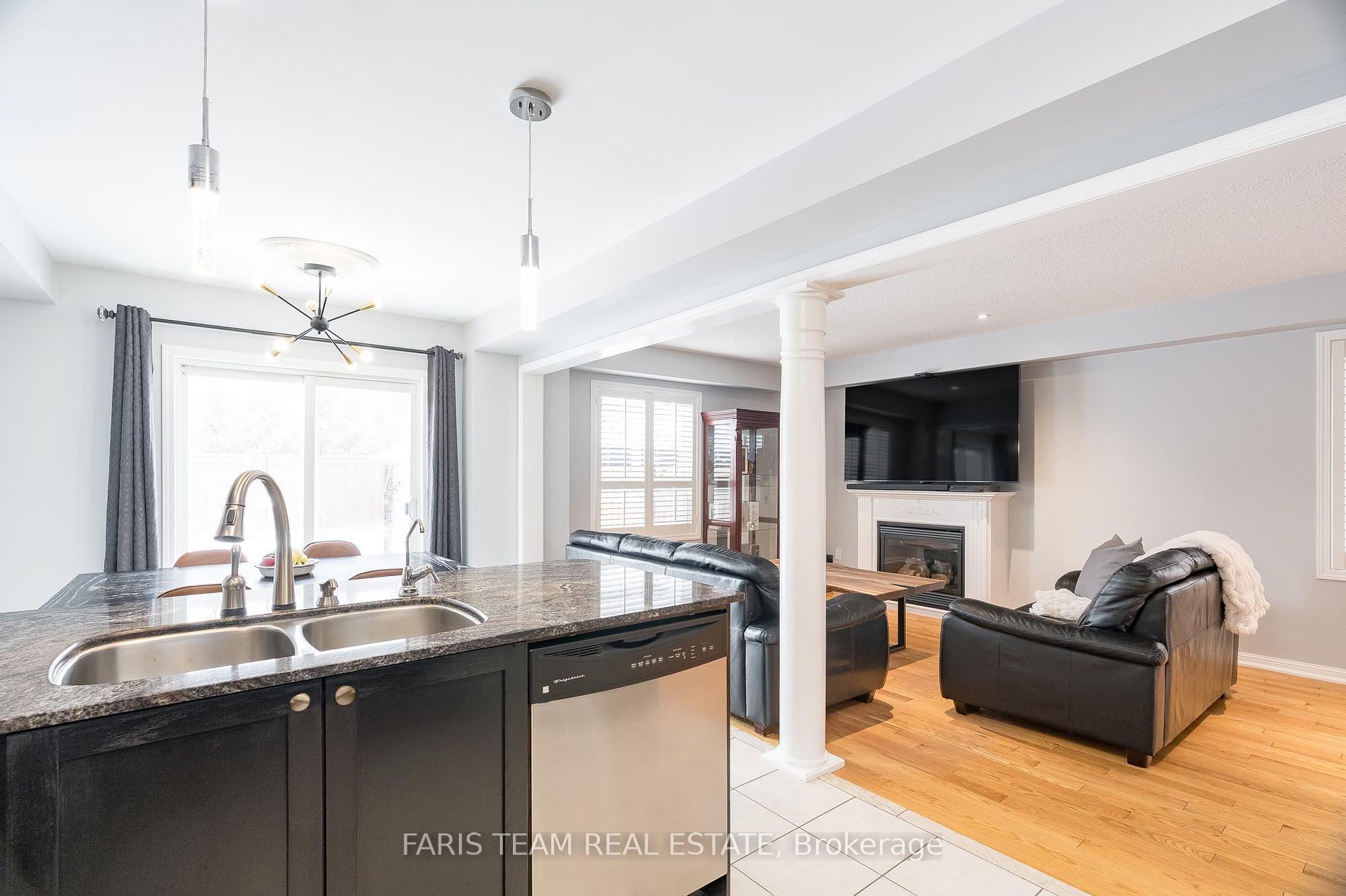 28 Versailles Cres