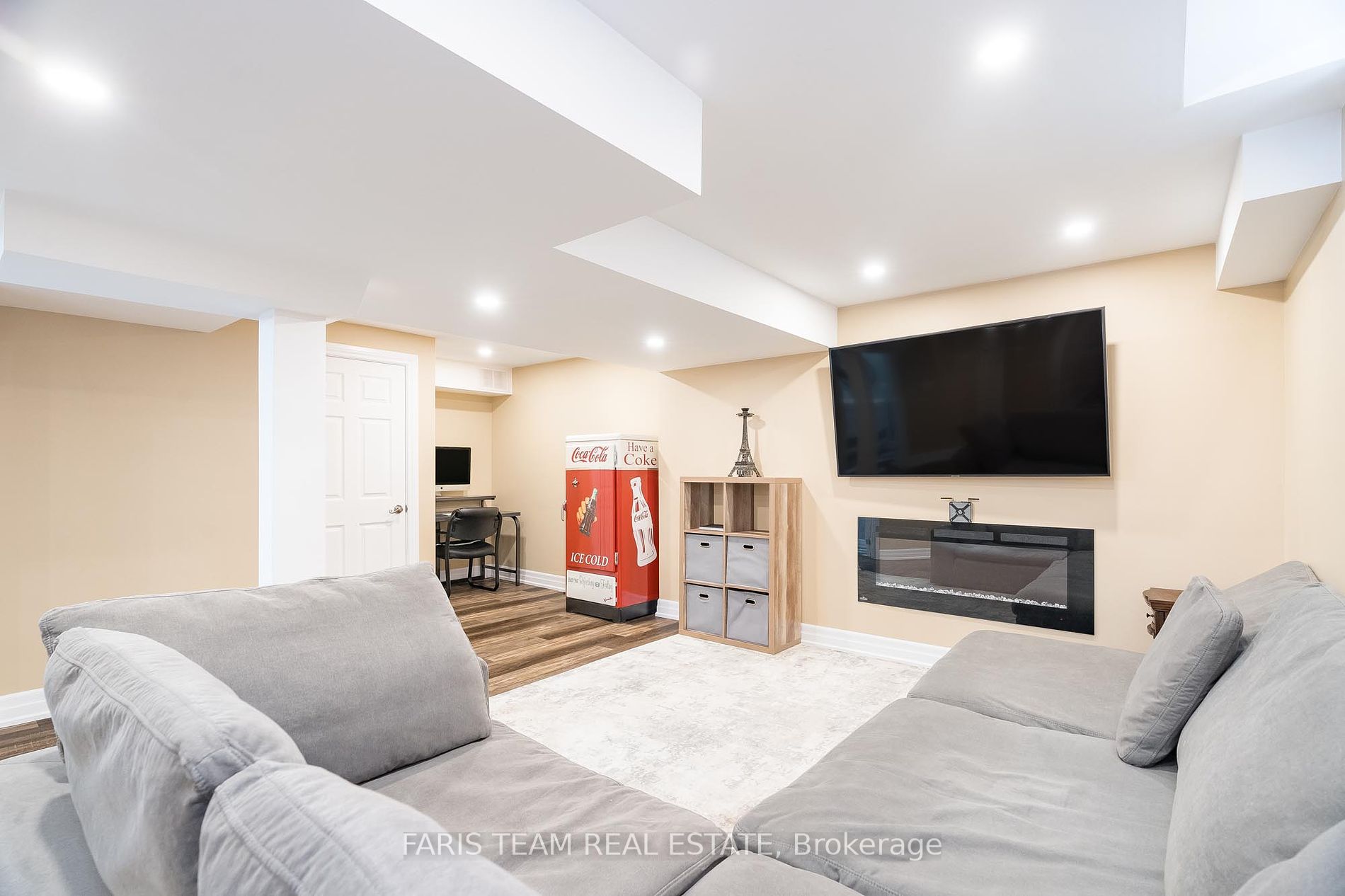 28 Versailles Cres