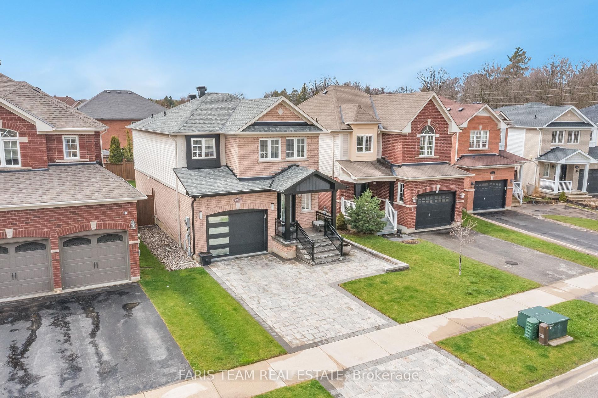 28 Versailles Cres