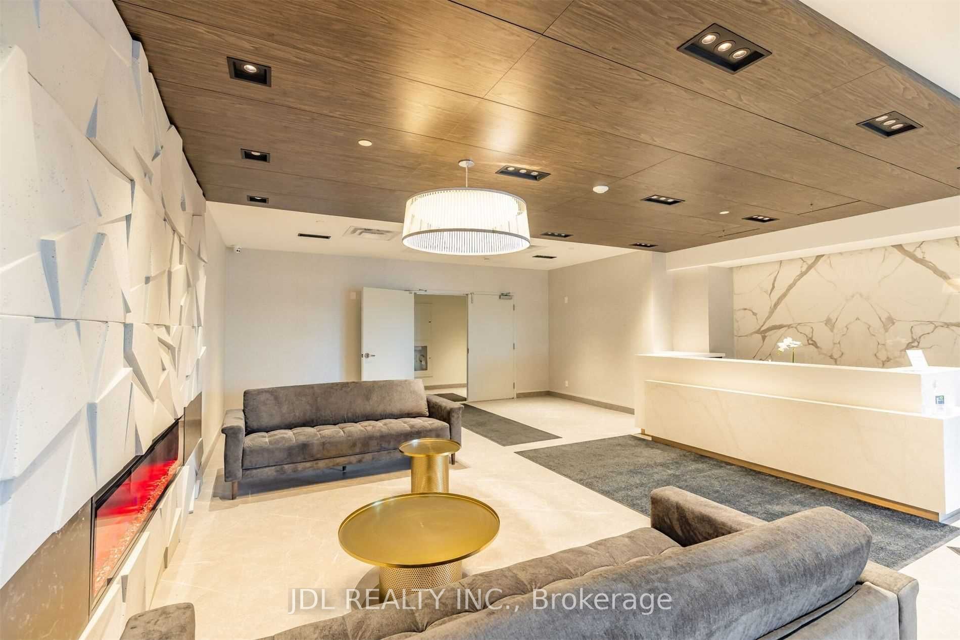 58 Lakeside Terrace #811