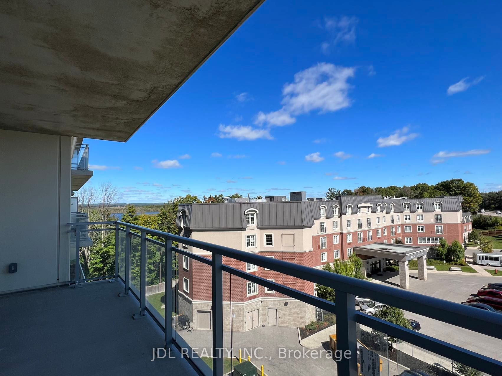 58 Lakeside Terrace #811